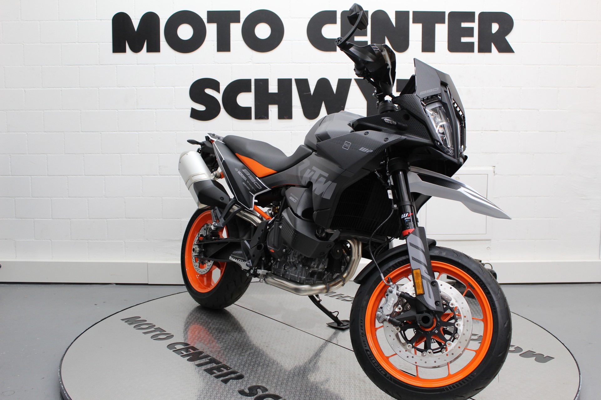 KTM 890 SMT-showroom-element-1