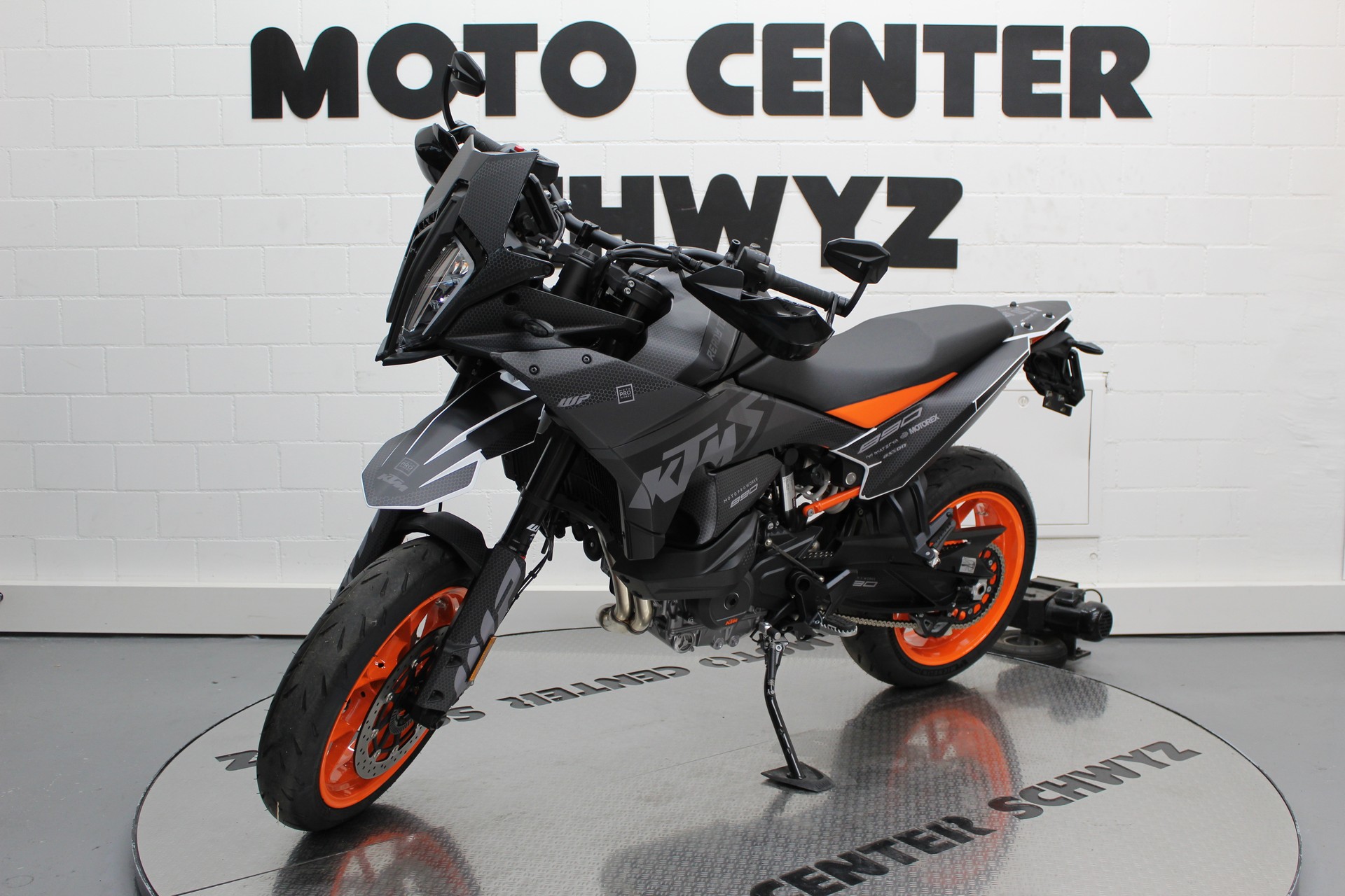 KTM 890 SMT-showroom-element-2