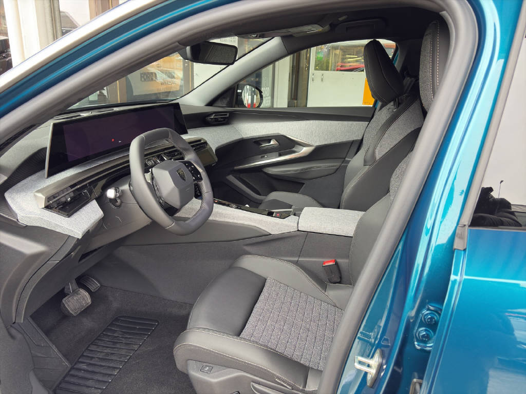 PEUGEOT 3008 1.6 Plug-in Hybrid Allure-image-4
