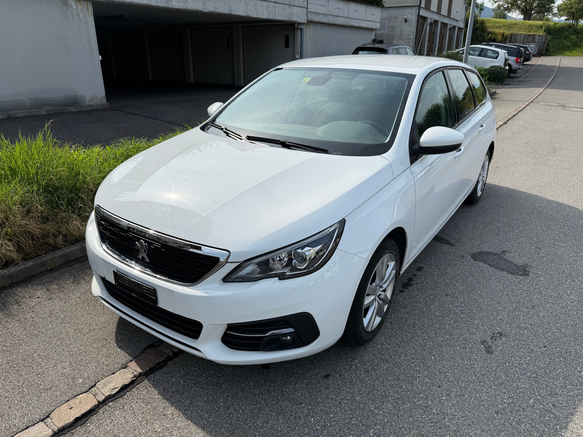 PEUGEOT 308 SW 1.5 BlueHDI Business Line EAT8-image-1