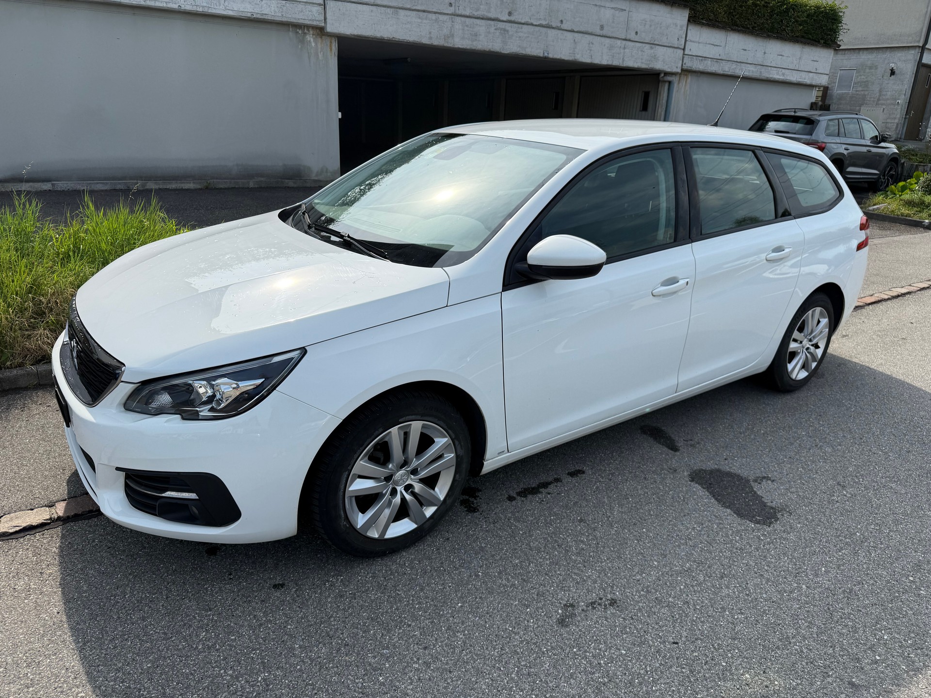 PEUGEOT 308 SW 1.5 BlueHDI Business Line EAT8-image-2