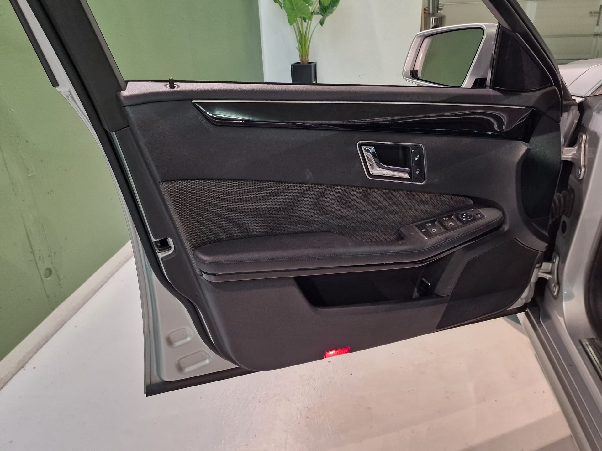 MERCEDES-BENZ E 250 CGI BlueEfficiency 7G-Tronic-image-6