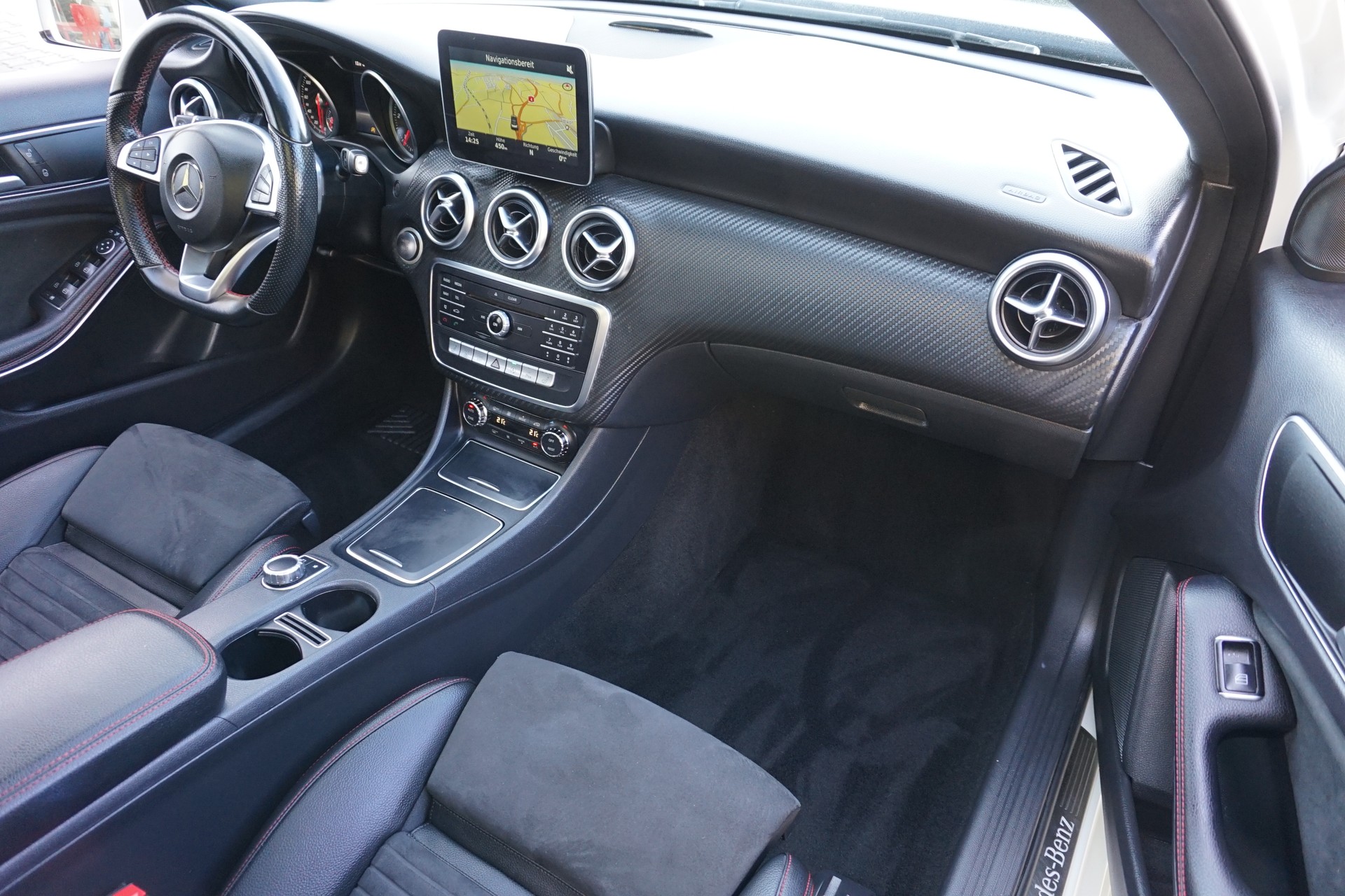 MERCEDES-BENZ A 200 CDI AMG Line 4Matic mit Standheizung und Abstandsregeltempomat !!-image-14