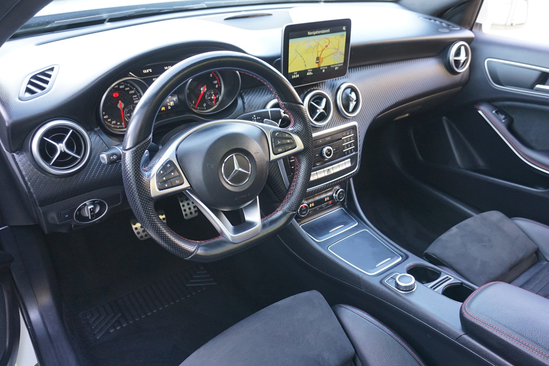 MERCEDES-BENZ A 200 CDI AMG Line 4Matic mit Standheizung und Abstandsregeltempomat !!-image-13
