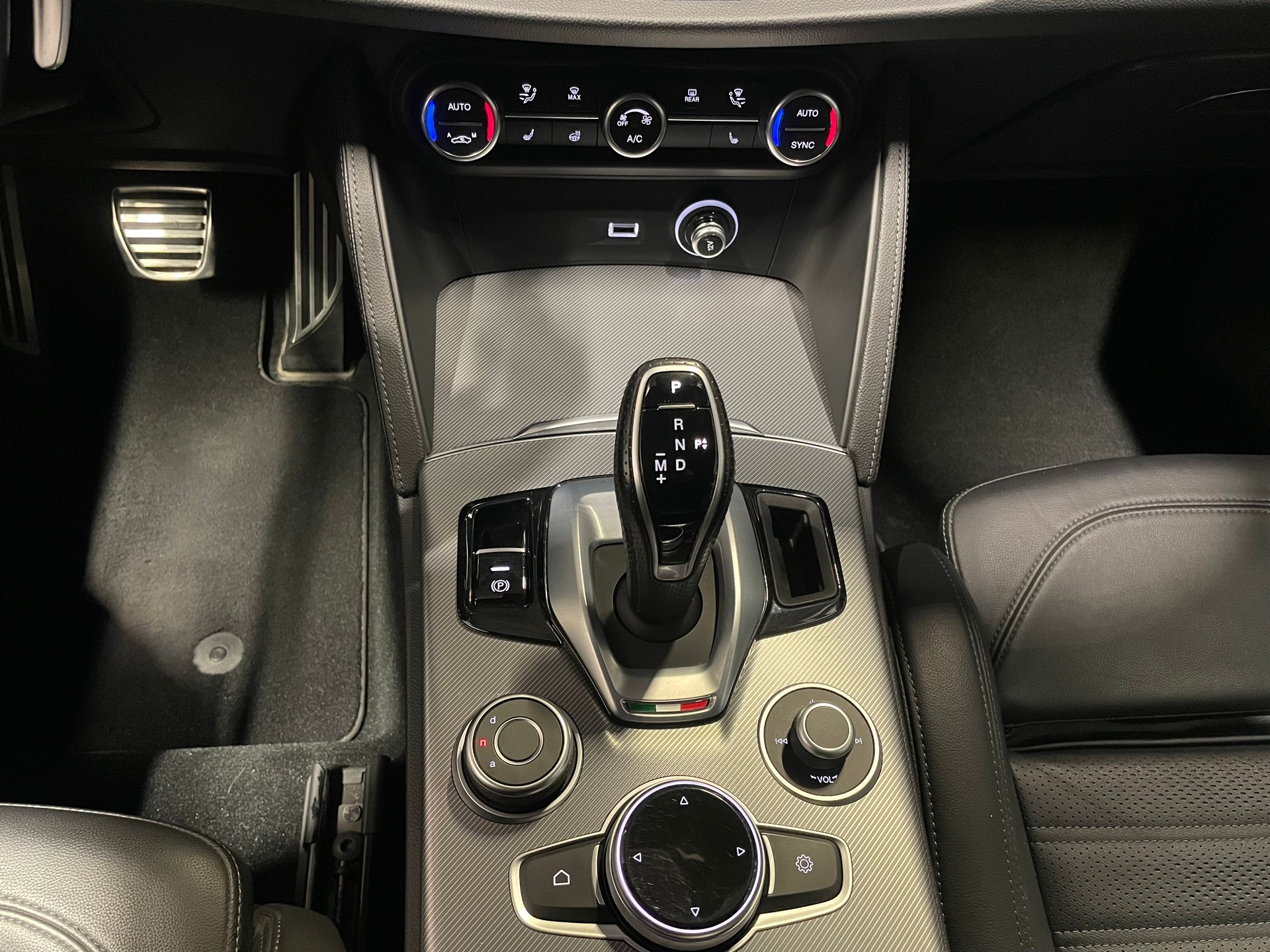 ALFA ROMEO Stelvio 2.2JTDM Veloce Ti Q4Automatic(79)(M)-image-15