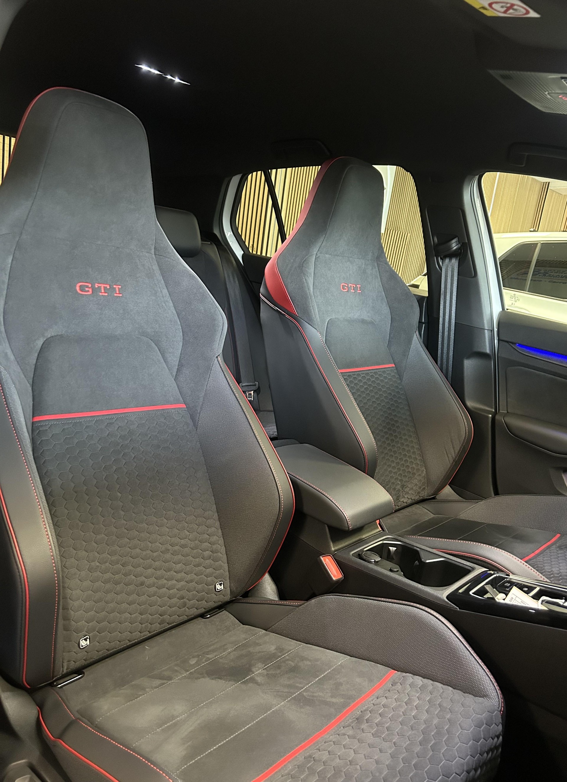 VW Golf VIII 2.0 TSI GTI Clubsport DSG-image-17