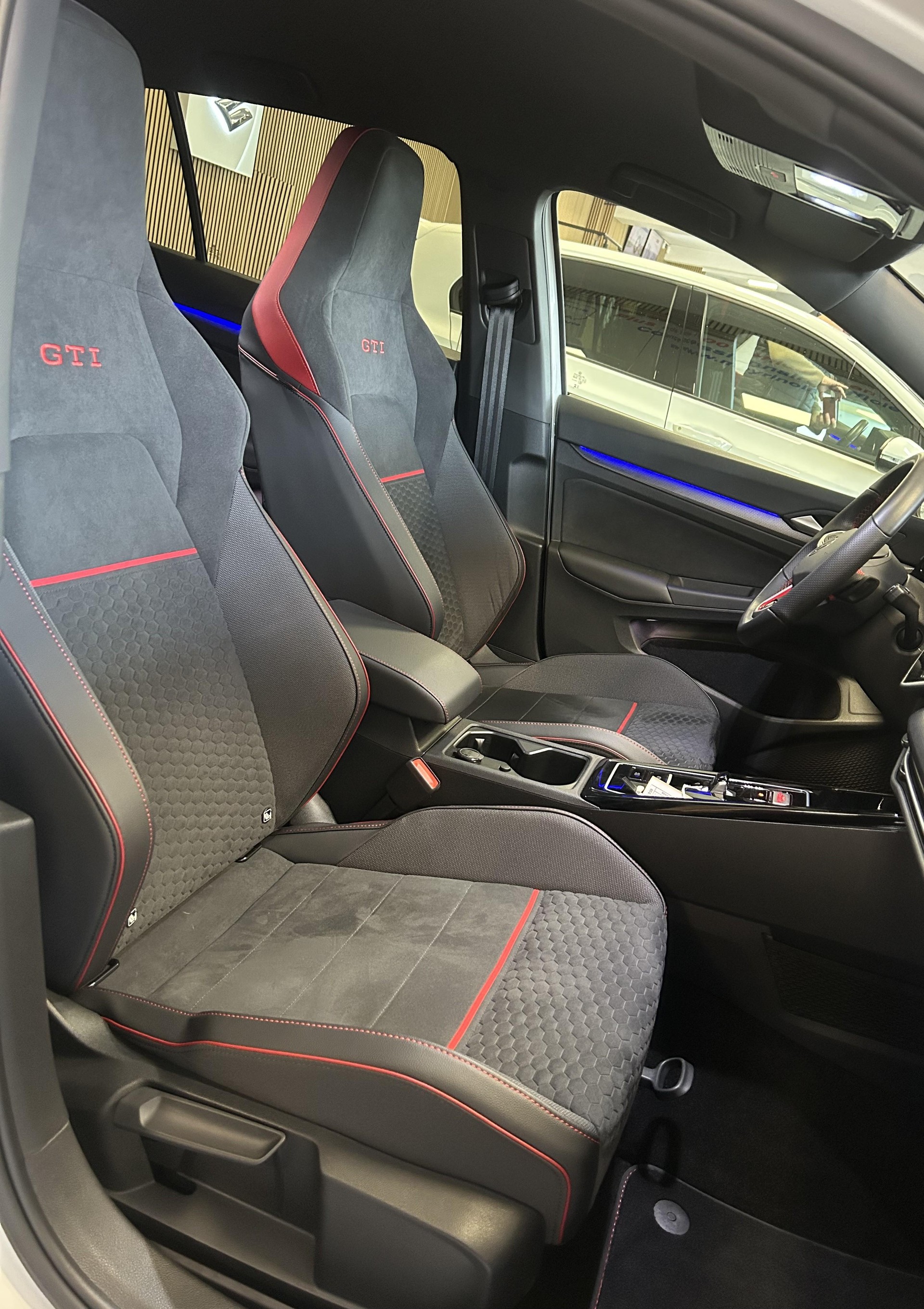 VW Golf VIII 2.0 TSI GTI Clubsport DSG-image-16