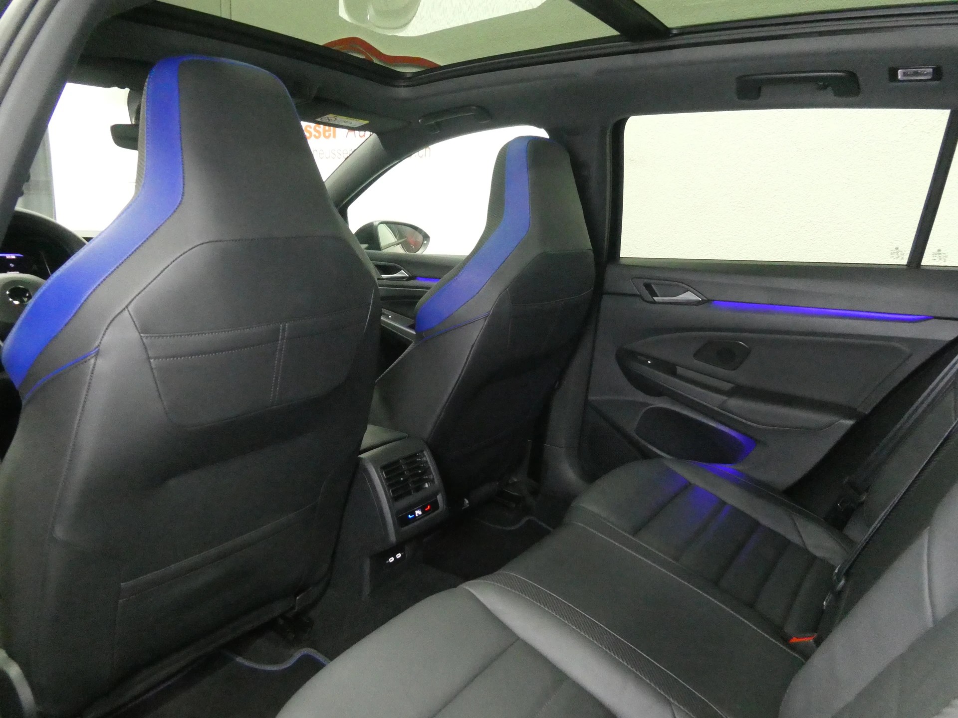 VW Golf Variant 2.0 TSI R DSG 4Motion - Black Style - Panorama - Leder - Harman/Kardon - Head-Up - Kamera - 320 PS-image-9