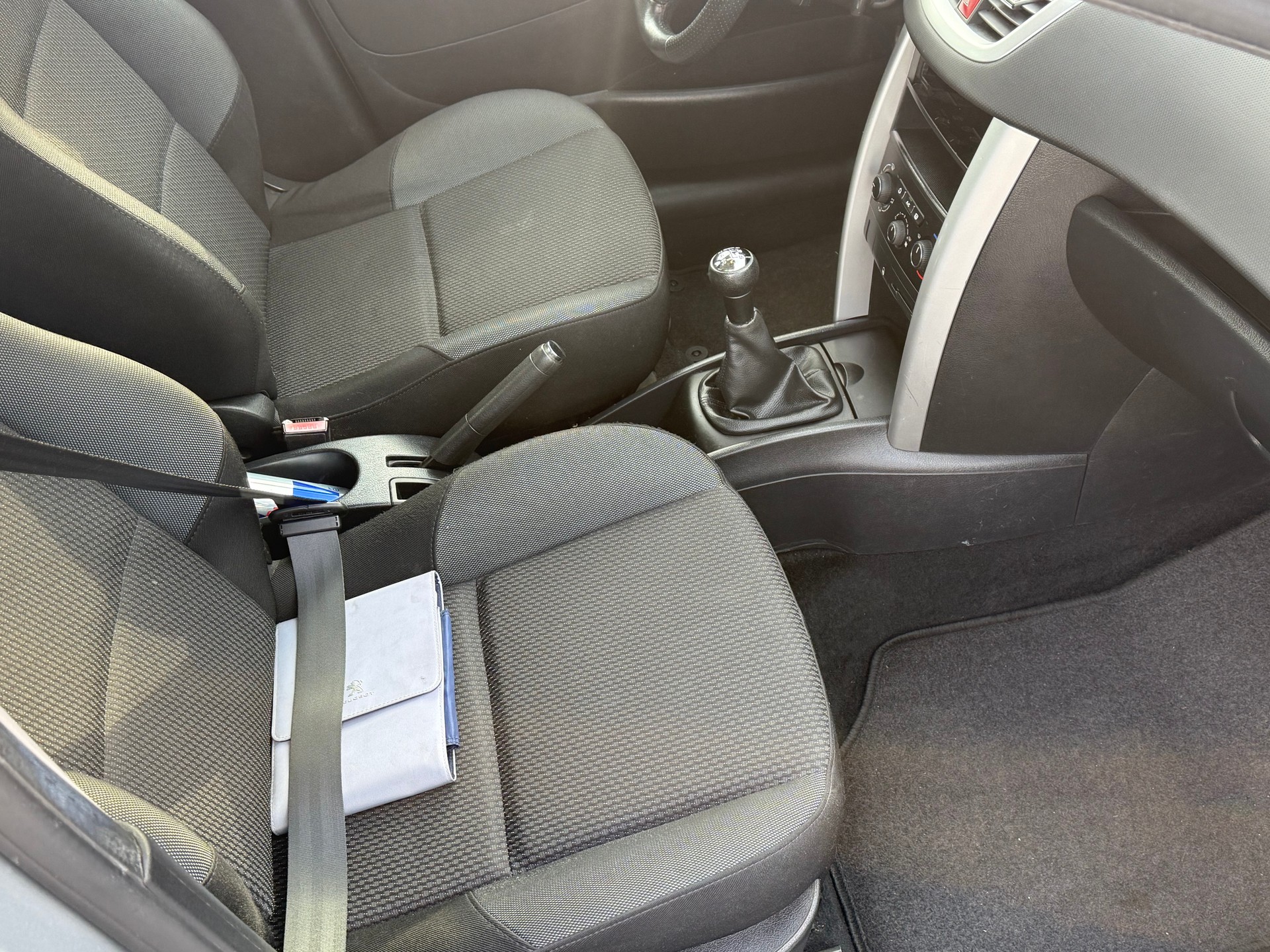 PEUGEOT 207 1.6 HDI Trendy Clim-image-5