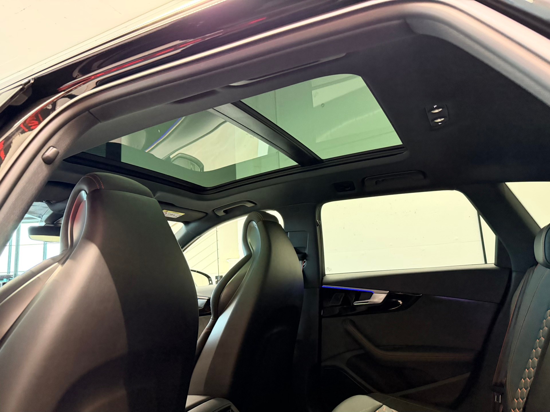 AUDI RS4 Avant quattro tiptronic-image-18