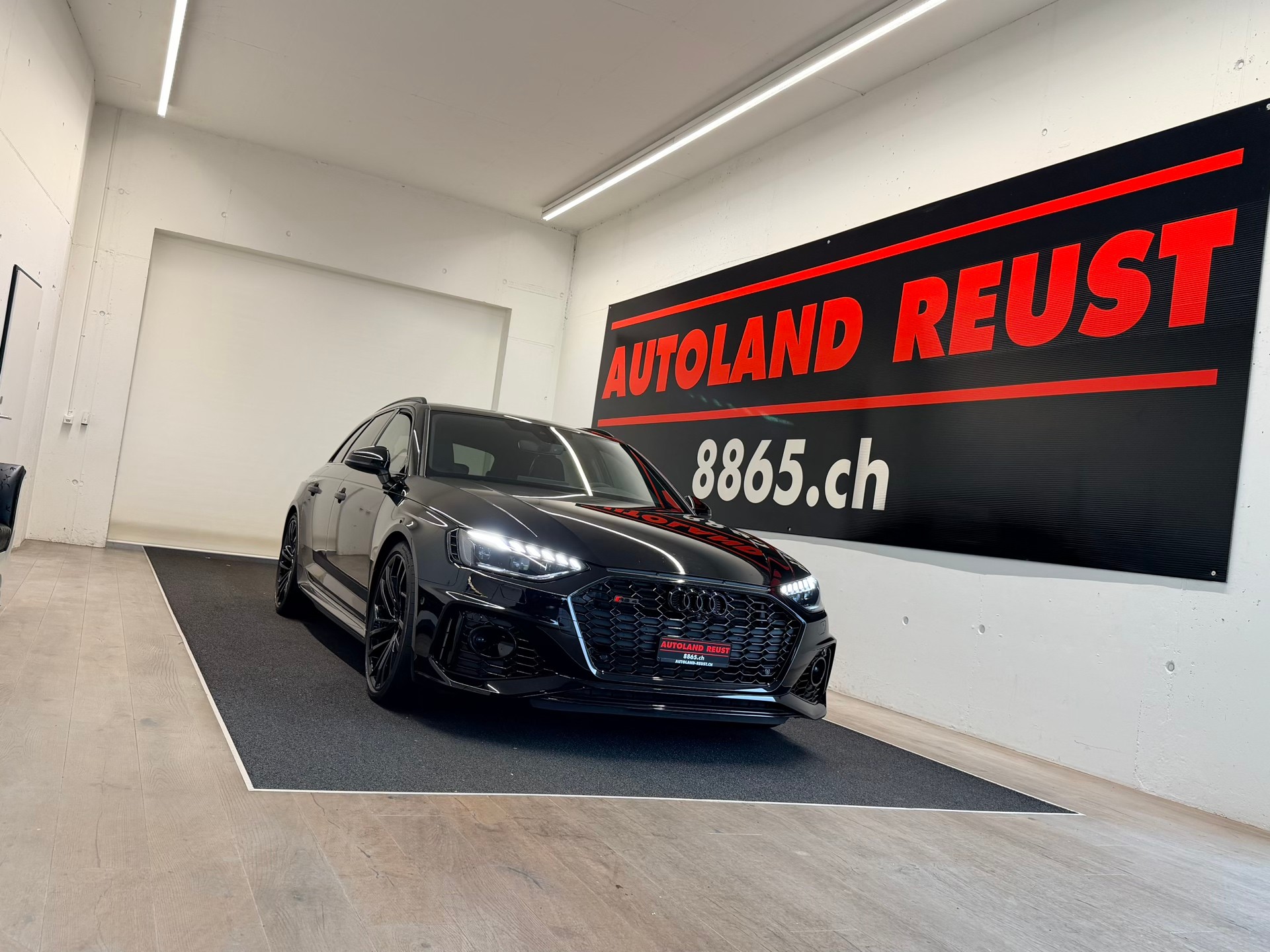 AUDI RS4 Avant quattro tiptronic-image-0