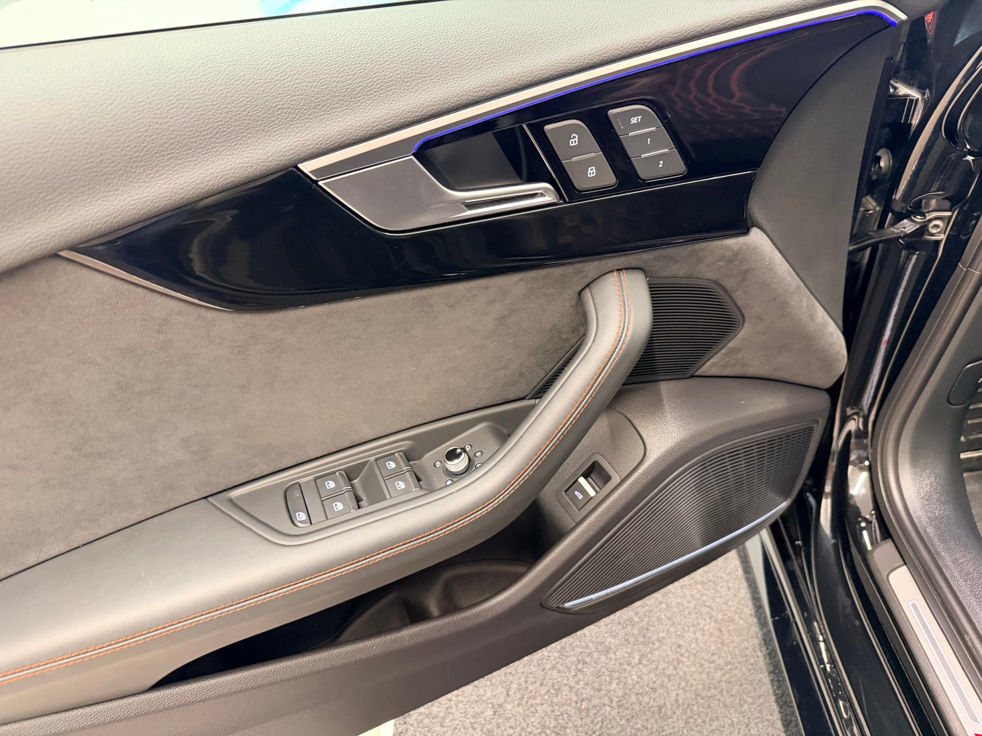 AUDI RS4 Avant quattro tiptronic-image-13