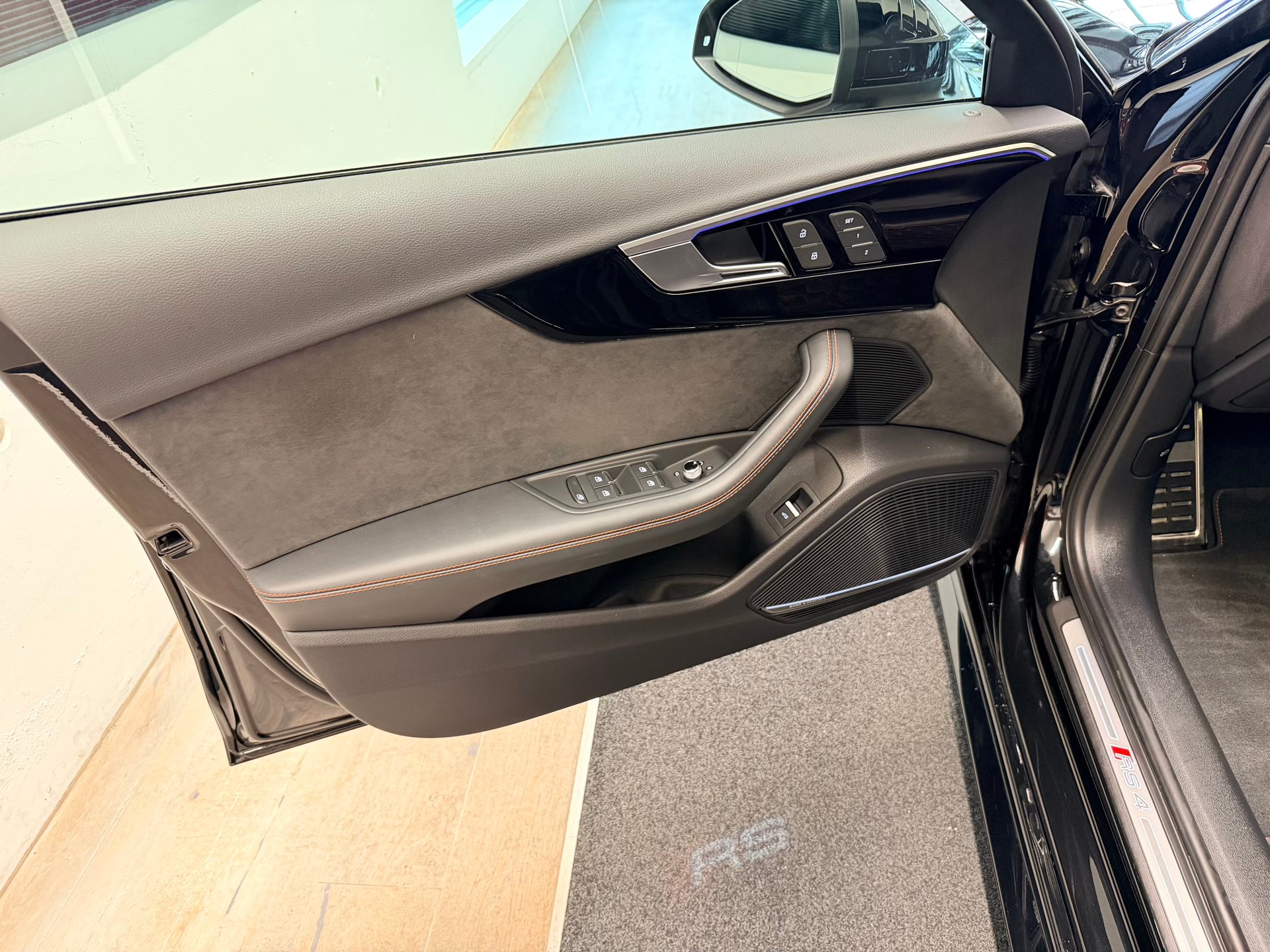AUDI RS4 Avant quattro tiptronic-image-12