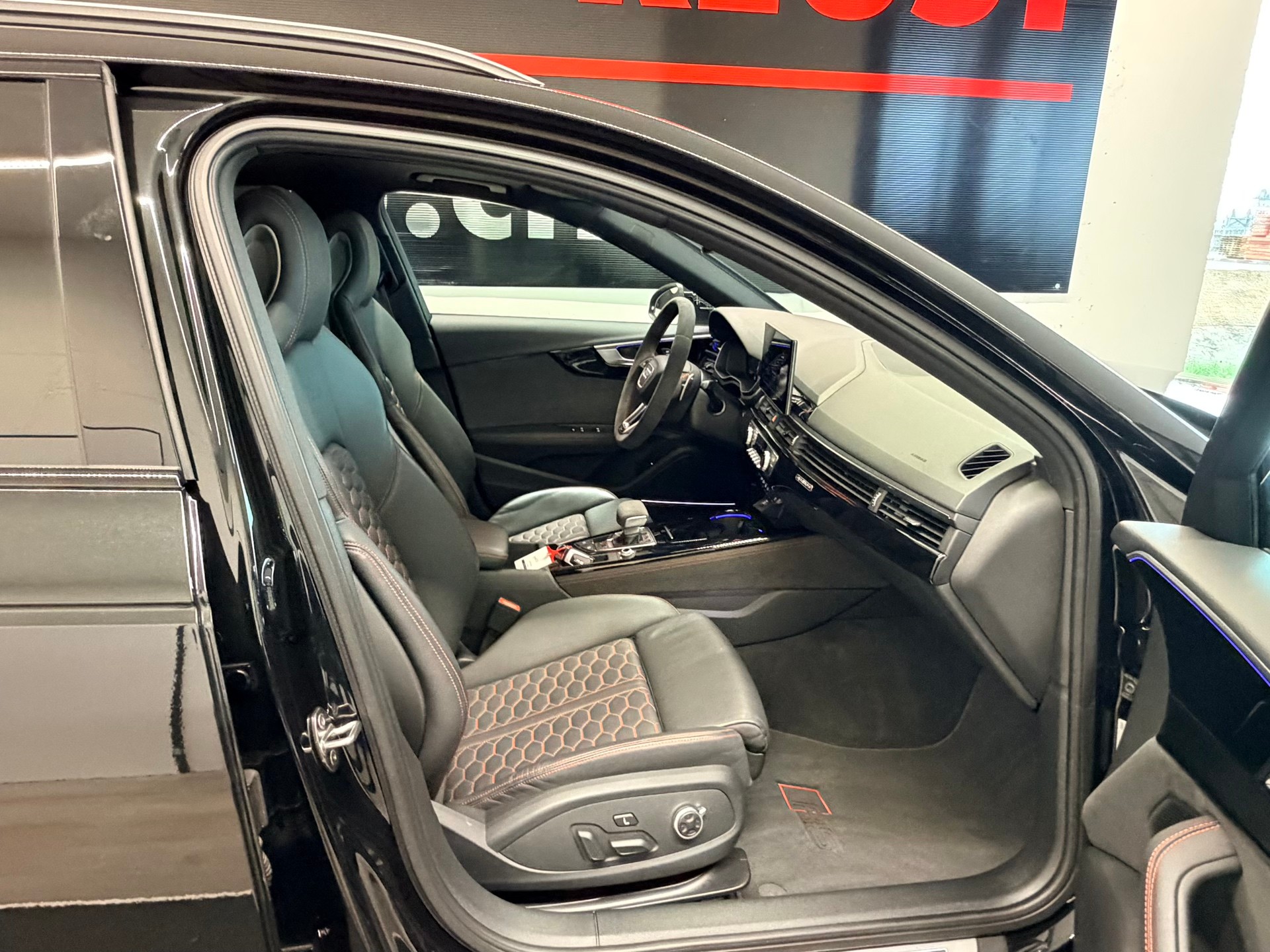 AUDI RS4 Avant quattro tiptronic-image-23
