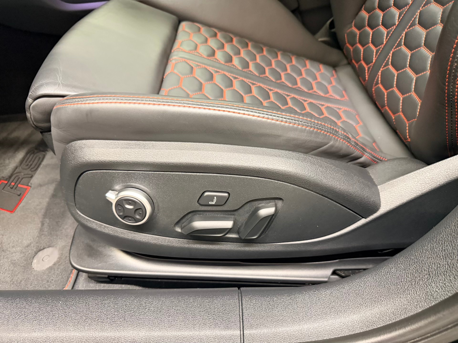 AUDI RS4 Avant quattro tiptronic-image-16