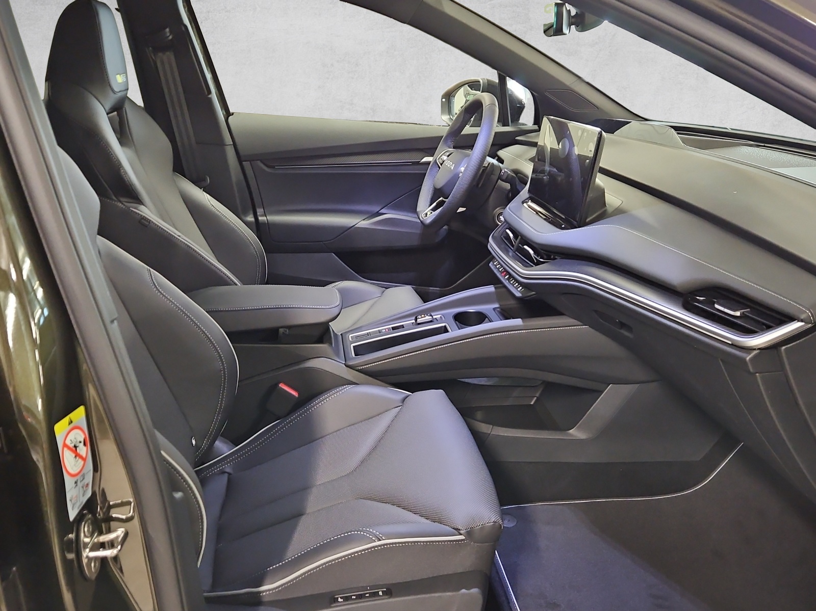 SKODA Enyaq 4x4 RS-image-12