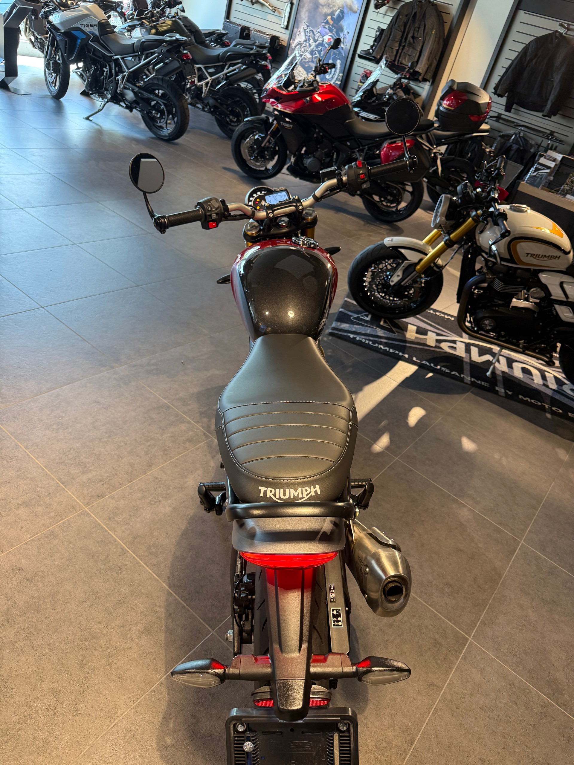 TRIUMPH Speed 400-showroom-element-3