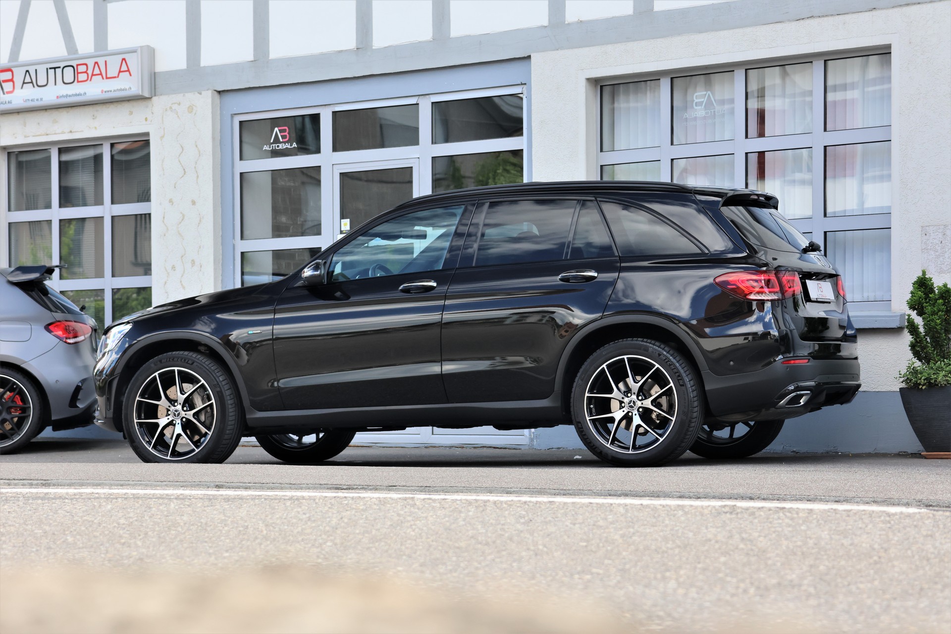 MERCEDES-BENZ GLC 300 e AMG Line 4Matic 9G-Tronic (CH) + 2.0T AHK-image-3