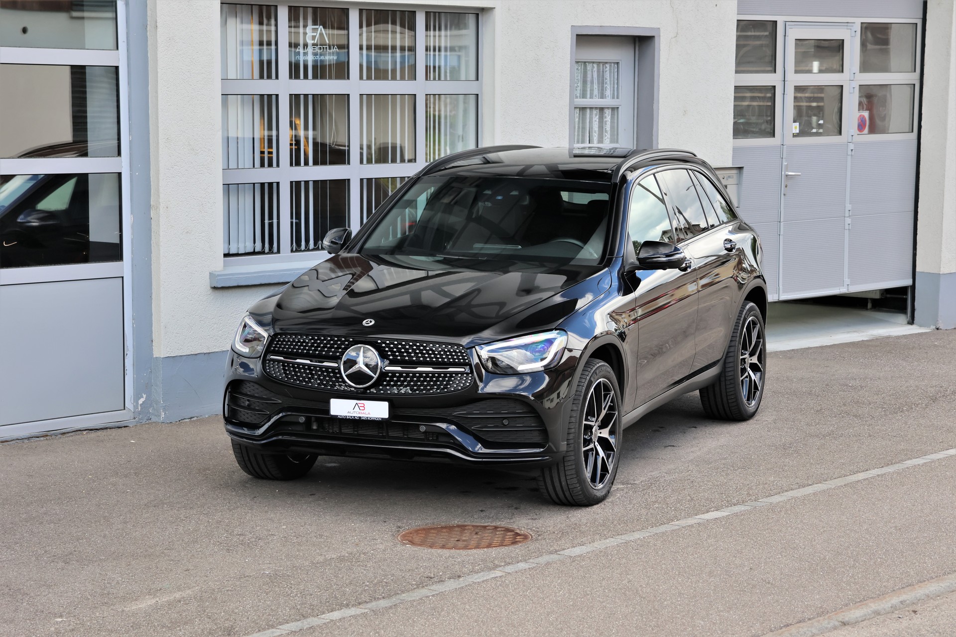 MERCEDES-BENZ GLC 300 e AMG Line 4Matic 9G-Tronic (CH) + 2.0T AHK-image-0