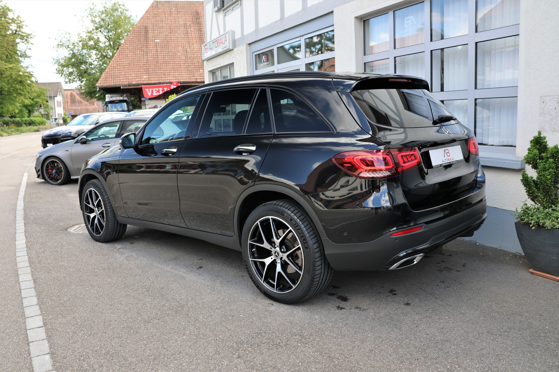 MERCEDES-BENZ GLC 300 e AMG Line 4Matic 9G-Tronic (CH) + 2.0T AHK-image-6