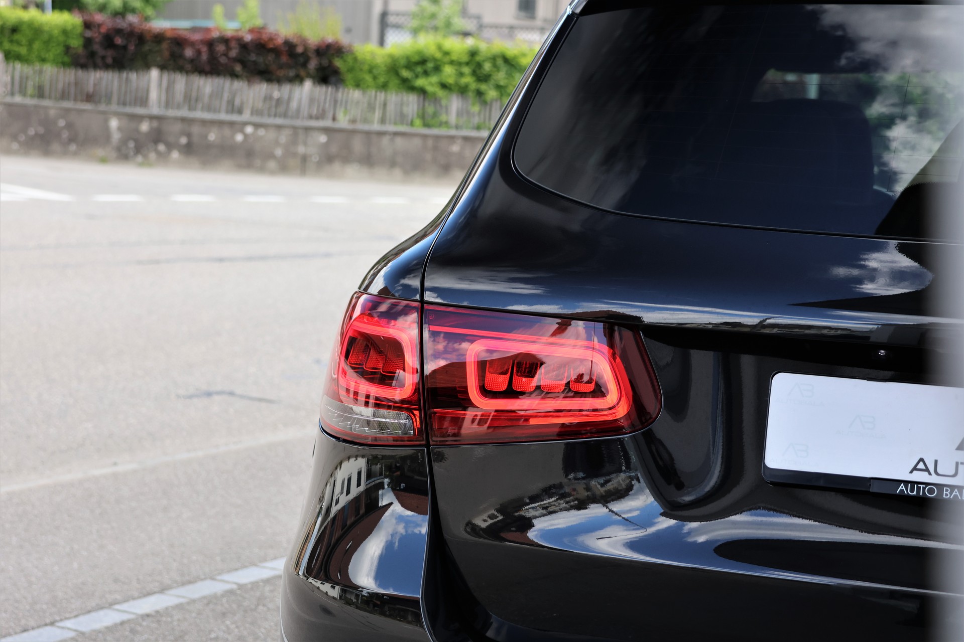 MERCEDES-BENZ GLC 300 e AMG Line 4Matic 9G-Tronic (CH) + 2.0T AHK-image-5