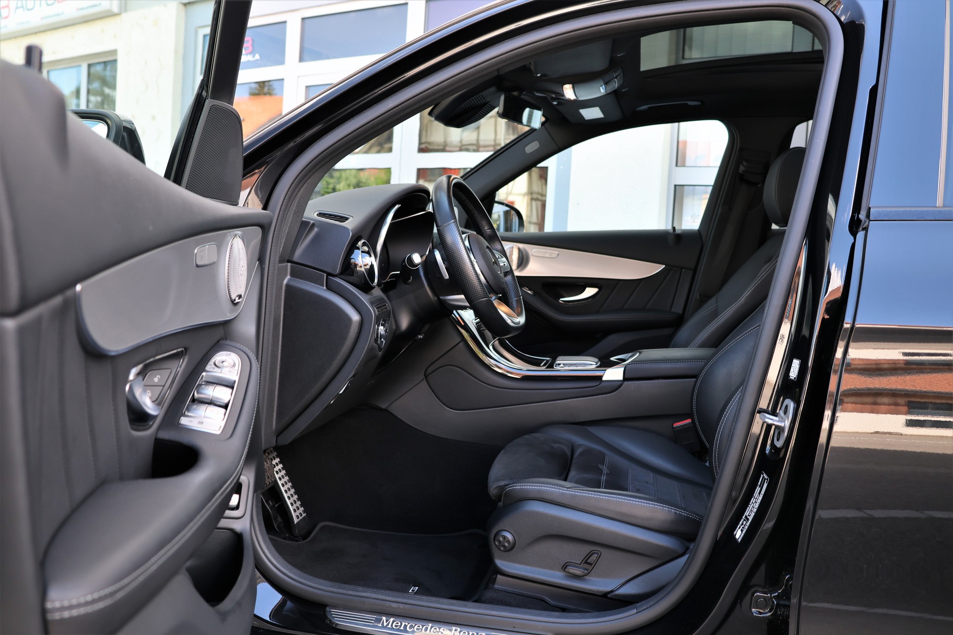 MERCEDES-BENZ GLC 300 e AMG Line 4Matic 9G-Tronic (CH) + 2.0T AHK-image-9
