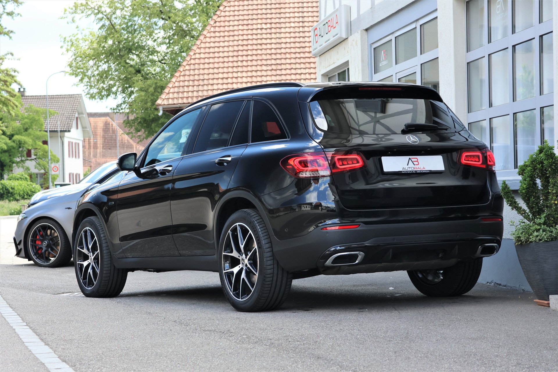 MERCEDES-BENZ GLC 300 e AMG Line 4Matic 9G-Tronic (CH) + 2.0T AHK-image-2