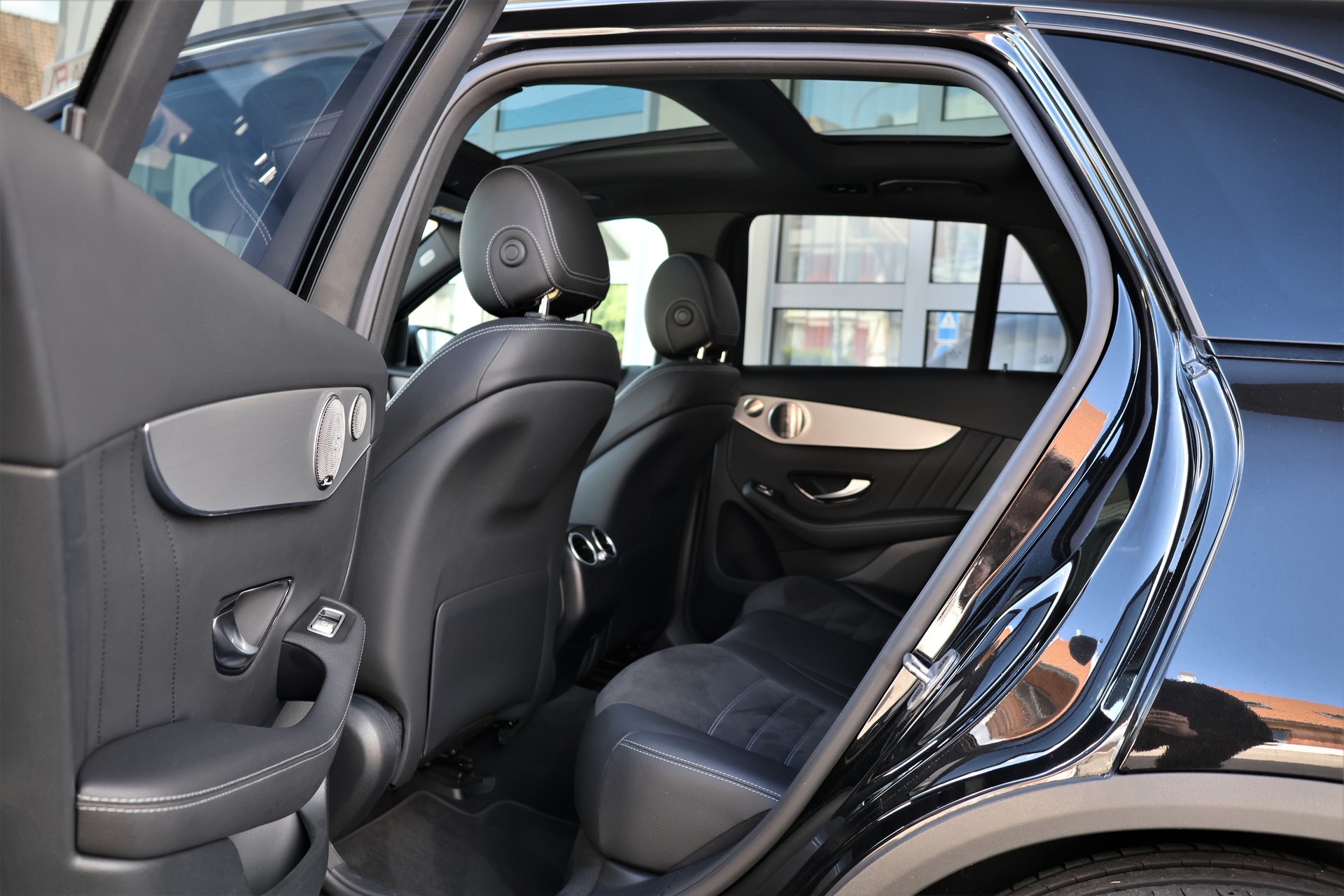 MERCEDES-BENZ GLC 300 e AMG Line 4Matic 9G-Tronic (CH) + 2.0T AHK-image-13