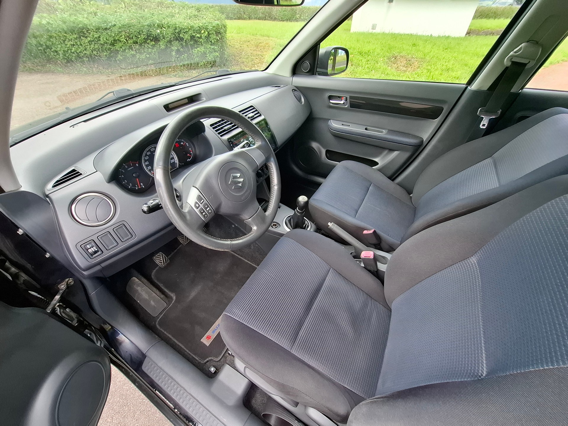 SUZUKI Swift 1.3i 16V GL Top 4x4-image-8