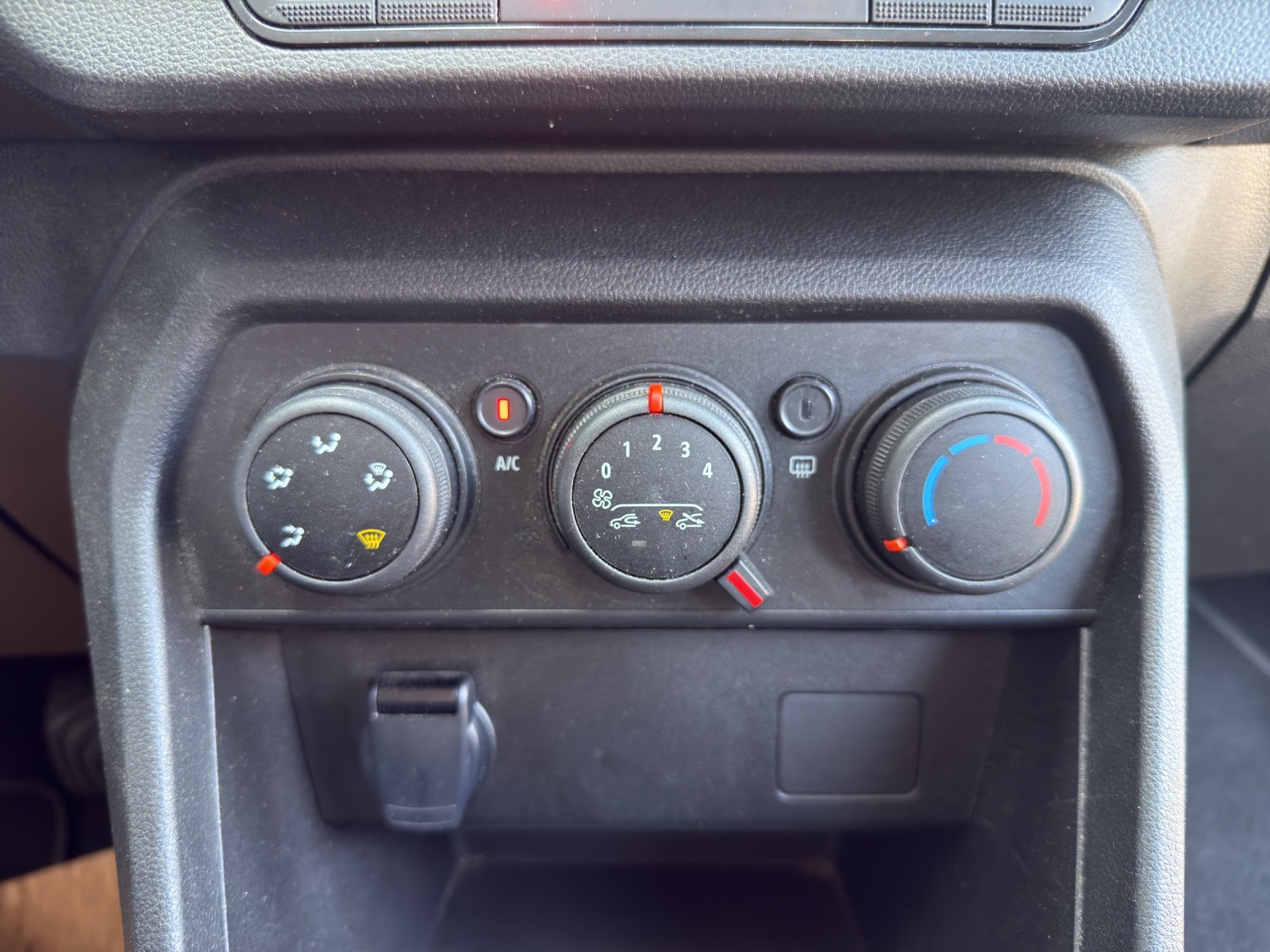 DACIA Sandero TCe 90 Expression-image-13