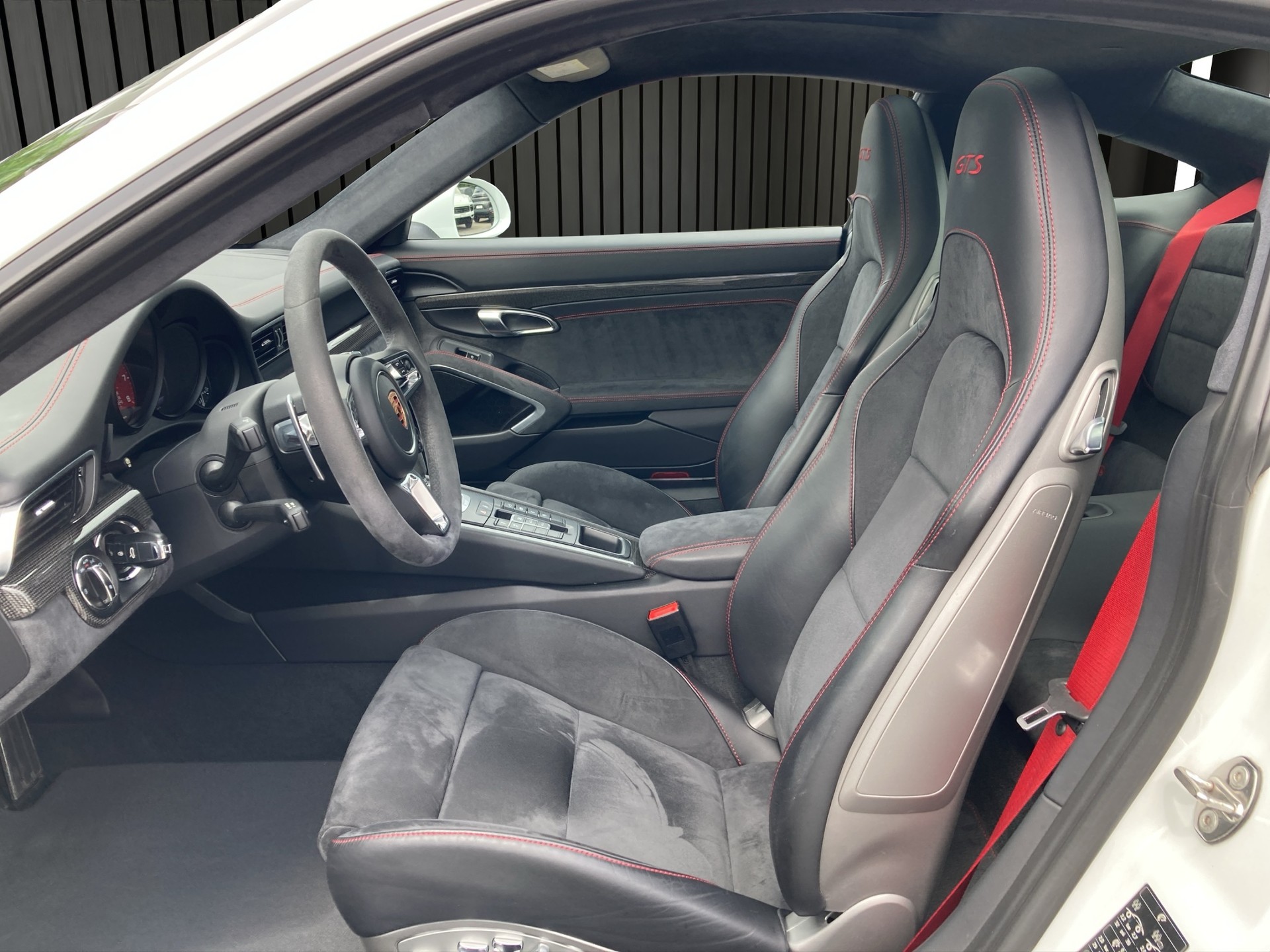 PORSCHE 911 Carrera 4 GTS-image-8