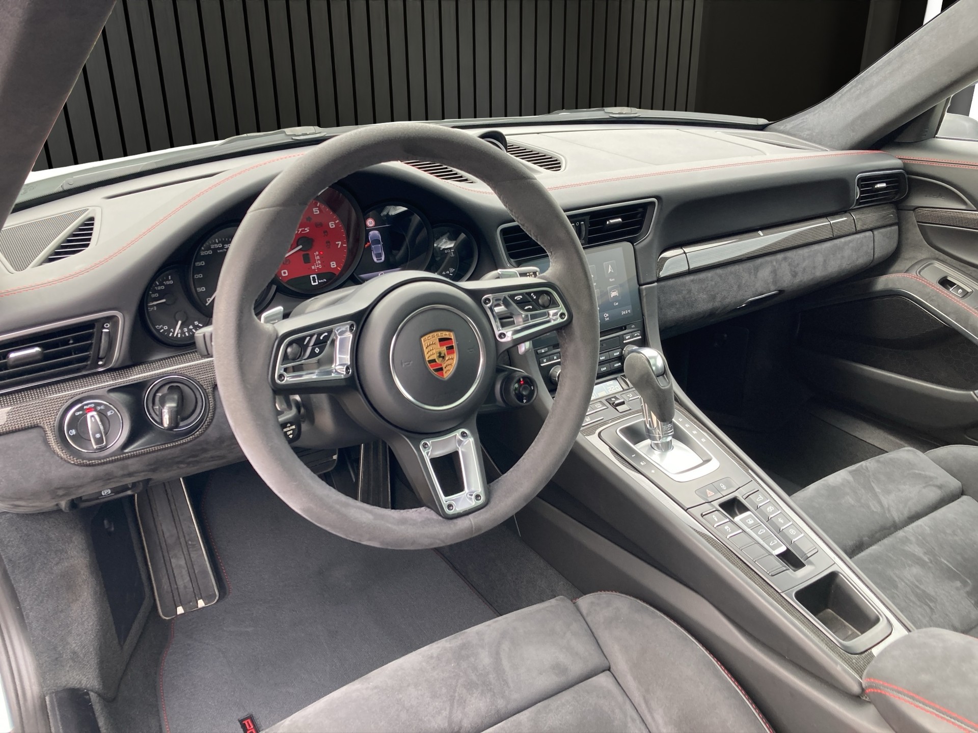 PORSCHE 911 Carrera 4 GTS-image-9