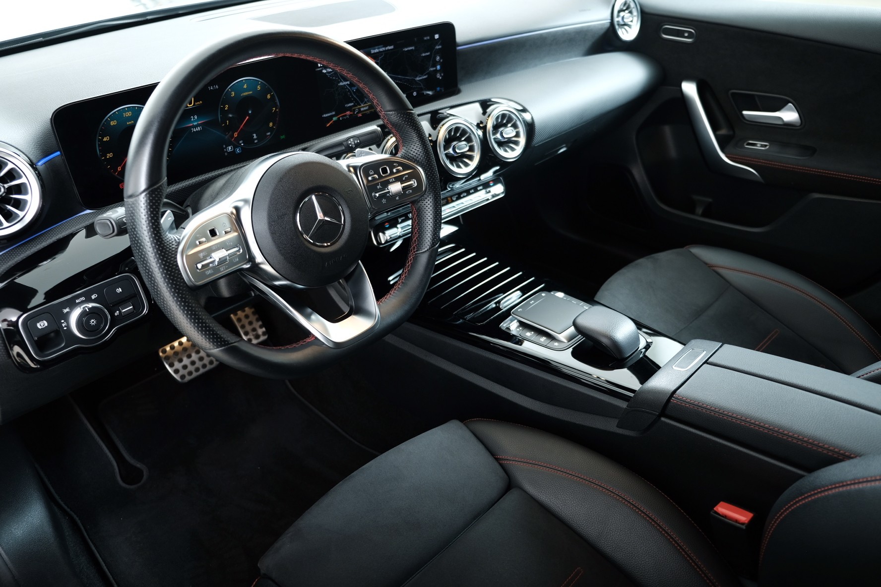 MERCEDES-BENZ A 200 AMG Line 7G-DCT-image-8