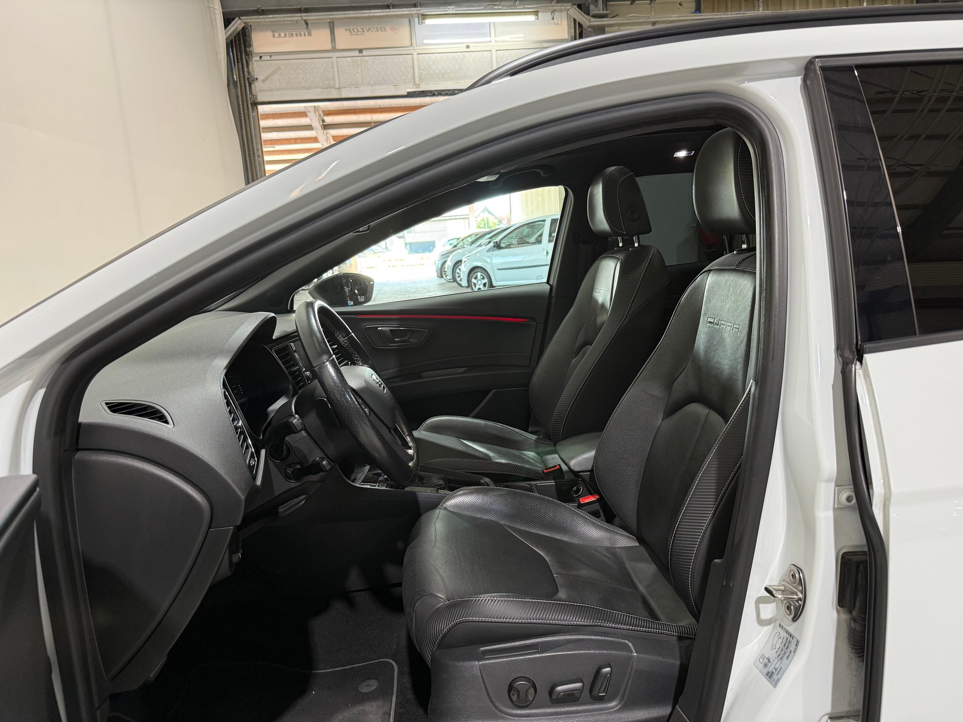 SEAT Leon ST 2.0 TSI Cupra 300 4 Drive DSG (CH)-image-12