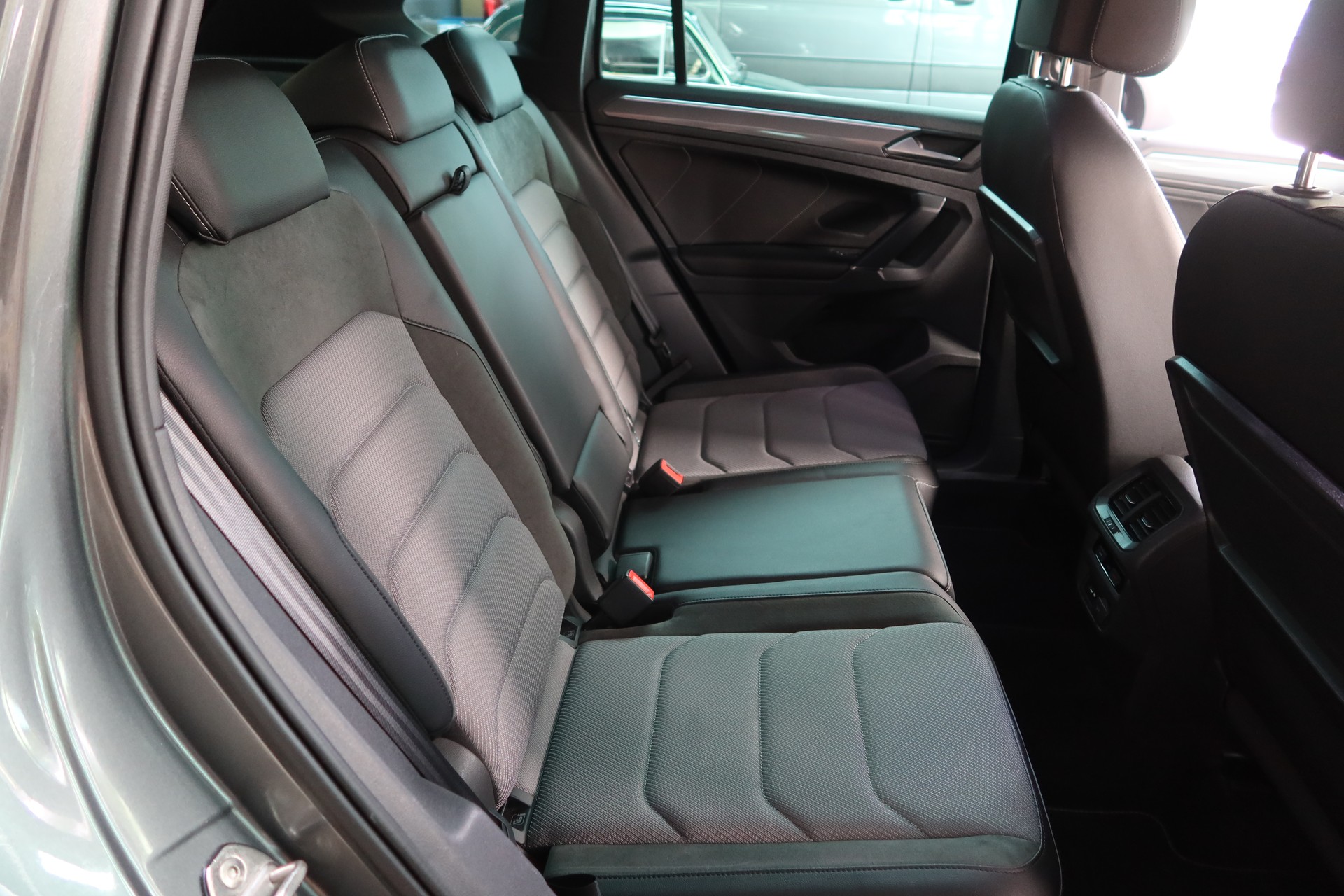 VW Tiguan 2.0TSI High 4M-image-9