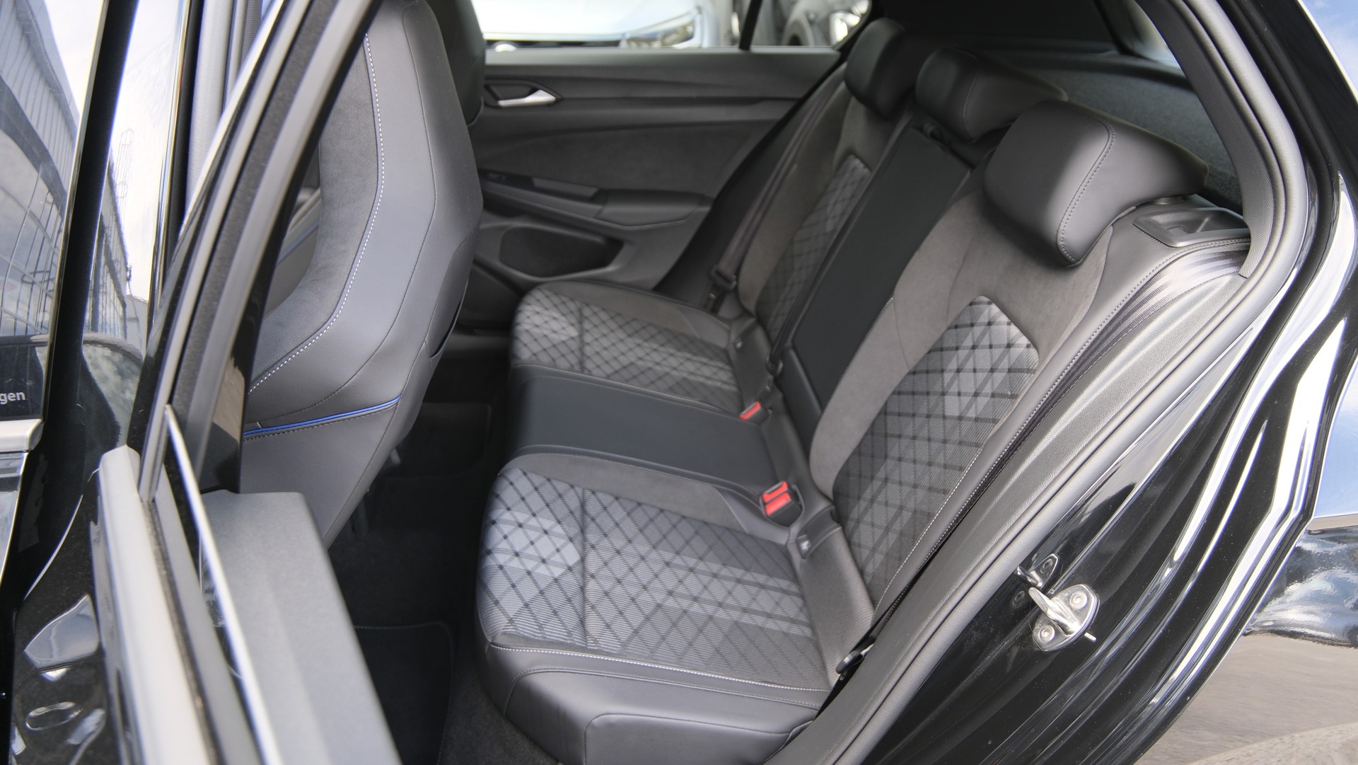 VW Golf 1.5 e TSI mHEV R-Line DSG * Black Style *-image-23