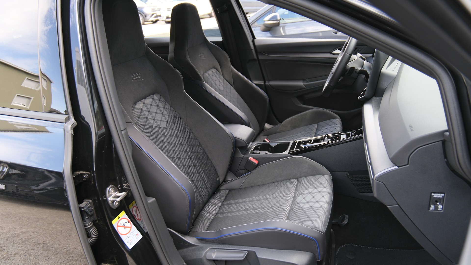 VW Golf 1.5 e TSI mHEV R-Line DSG * Black Style *-image-15