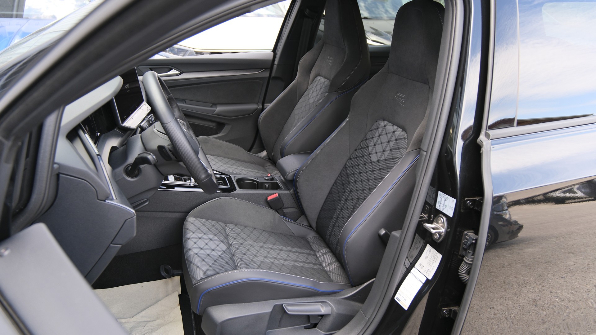VW Golf 1.5 e TSI mHEV R-Line DSG * Black Style *-image-3