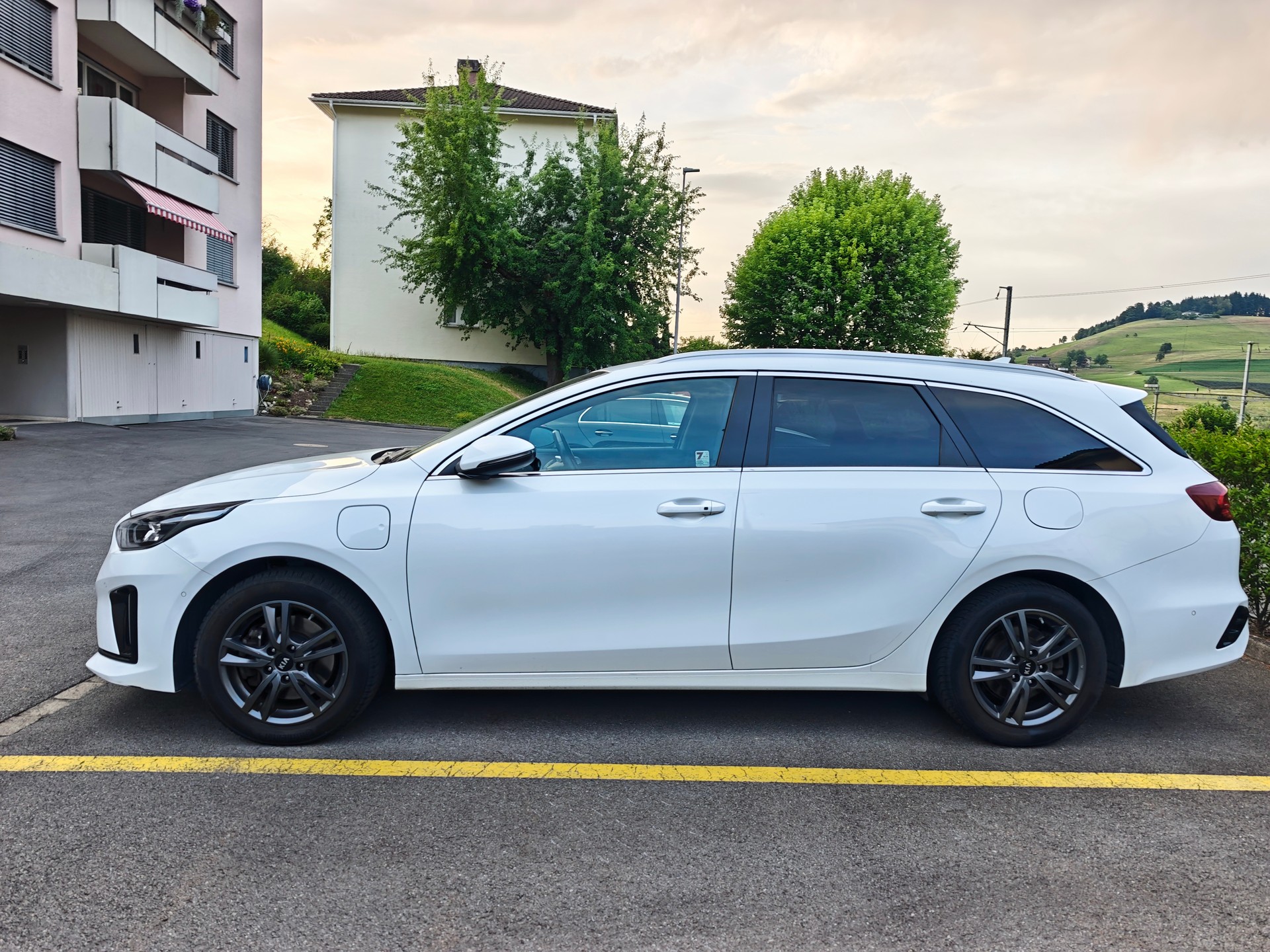 KIA 1.6 GDi Plug-in Hybrid Style-image-1