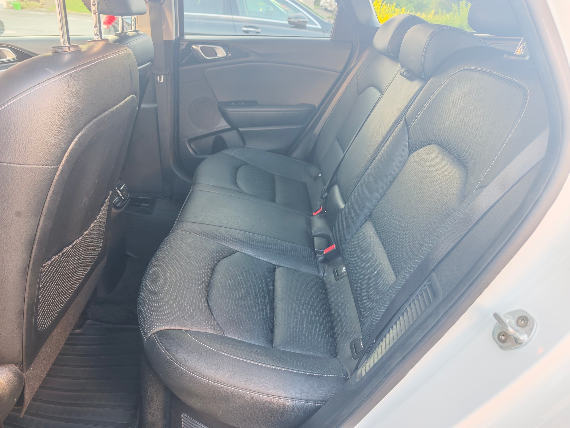 KIA 1.6 GDi Plug-in Hybrid Style-image-5