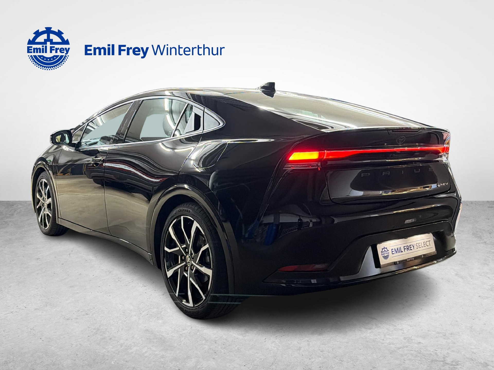 TOYOTA Prius 2.0 Plug-In-Hybrid Style-image-2