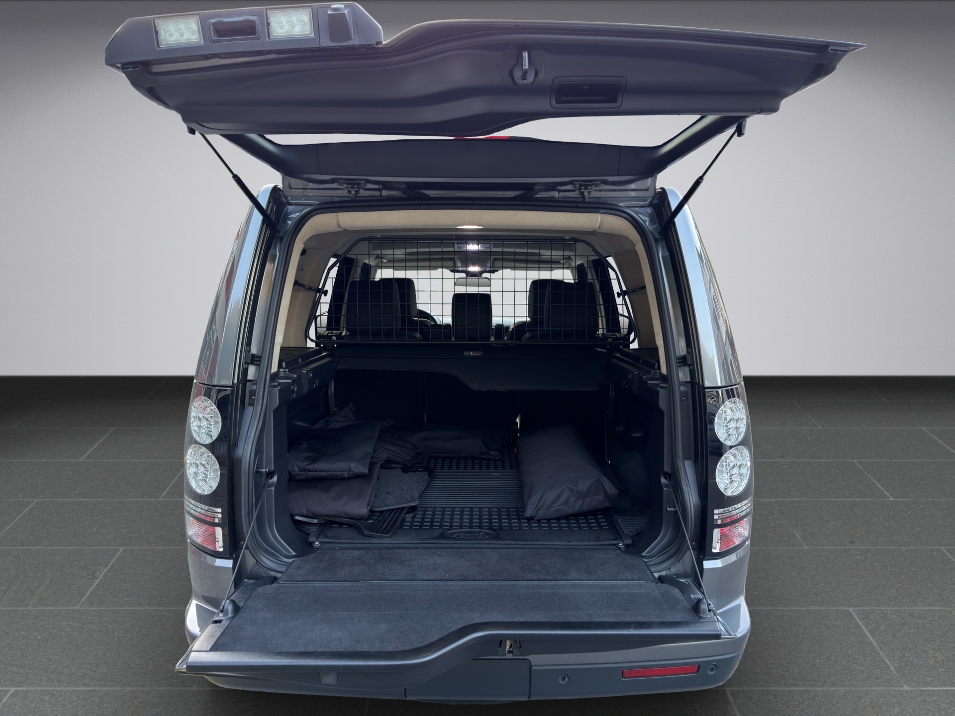 LAND ROVER Discovery 3.0 SDV6 HSE Luxury Automatic-image-14