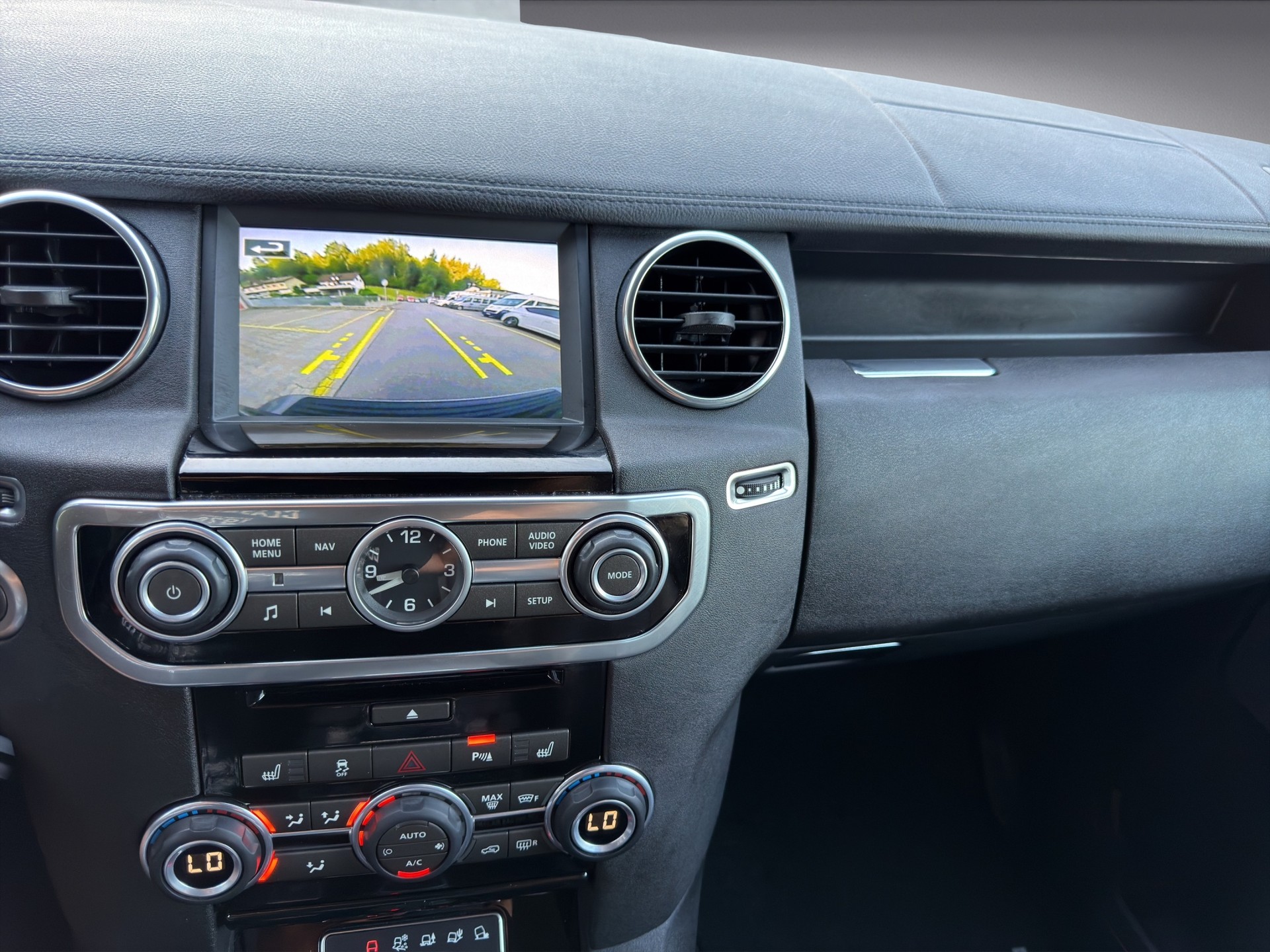LAND ROVER Discovery 3.0 SDV6 HSE Luxury Automatic-image-10