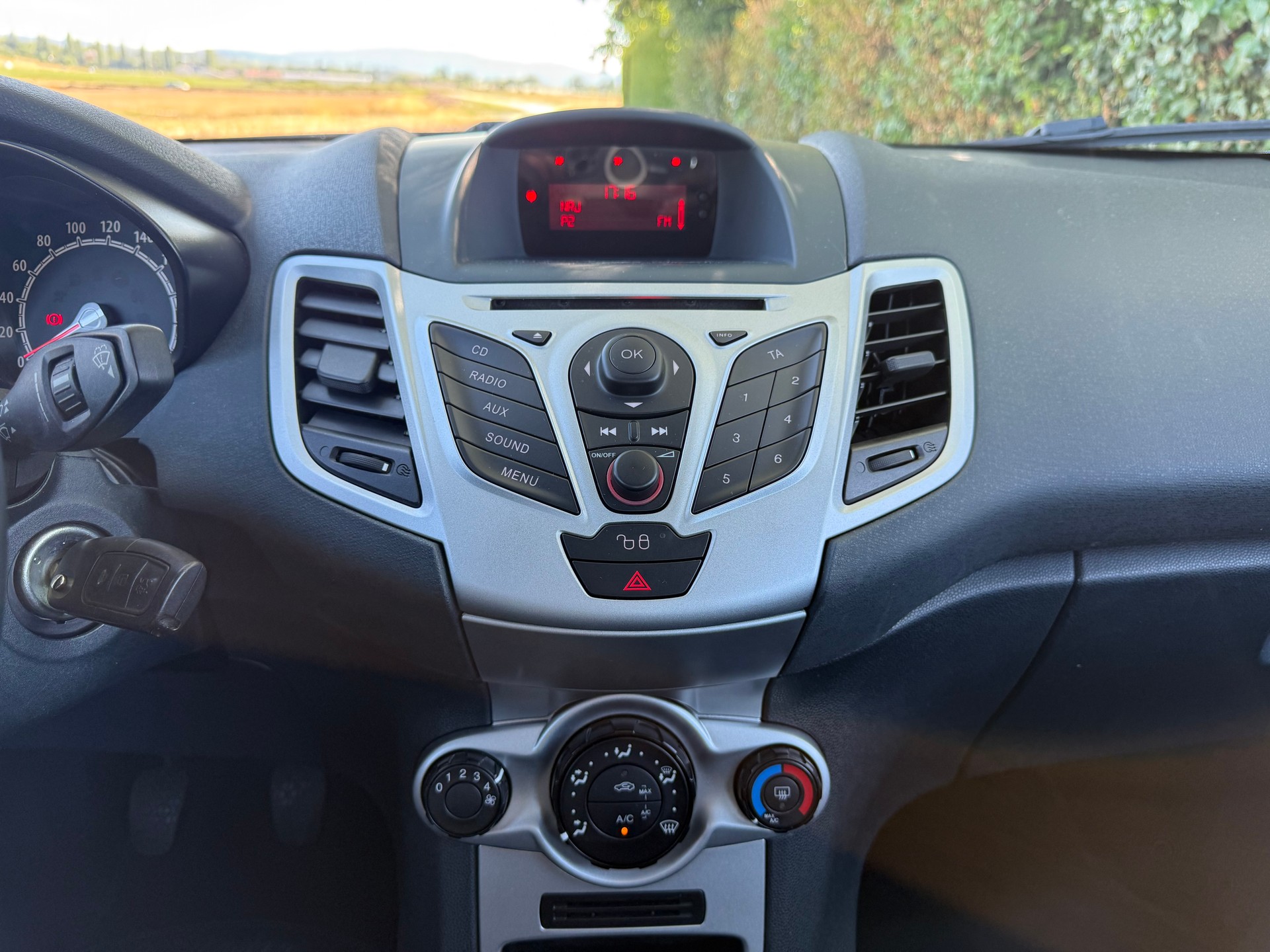 FORD Fiesta 1.4 16V Titanium-image-12