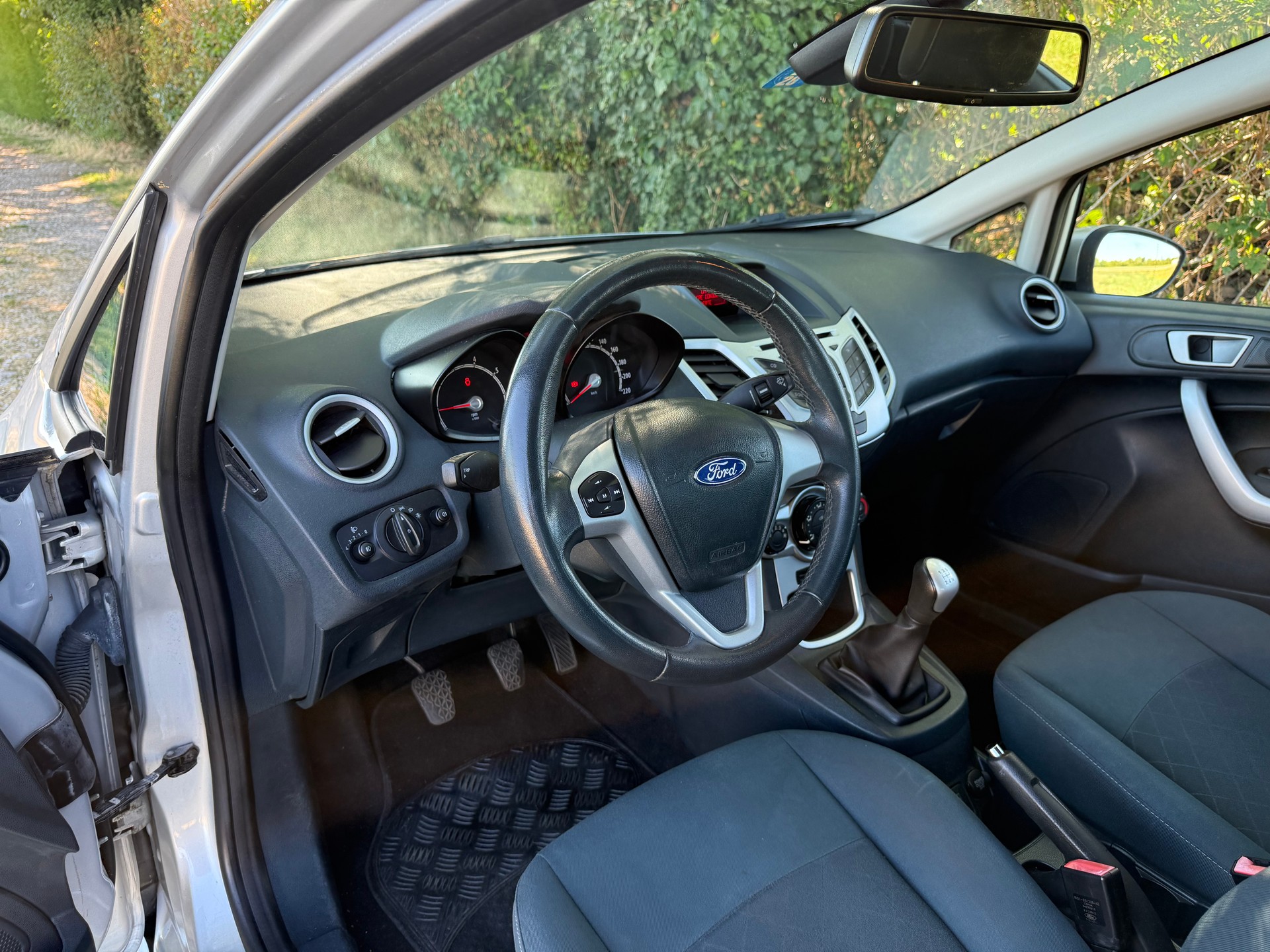 FORD Fiesta 1.4 16V Titanium-image-8