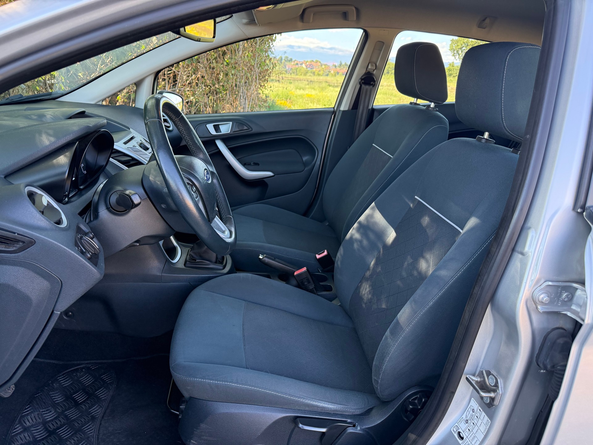 FORD Fiesta 1.4 16V Titanium-image-9