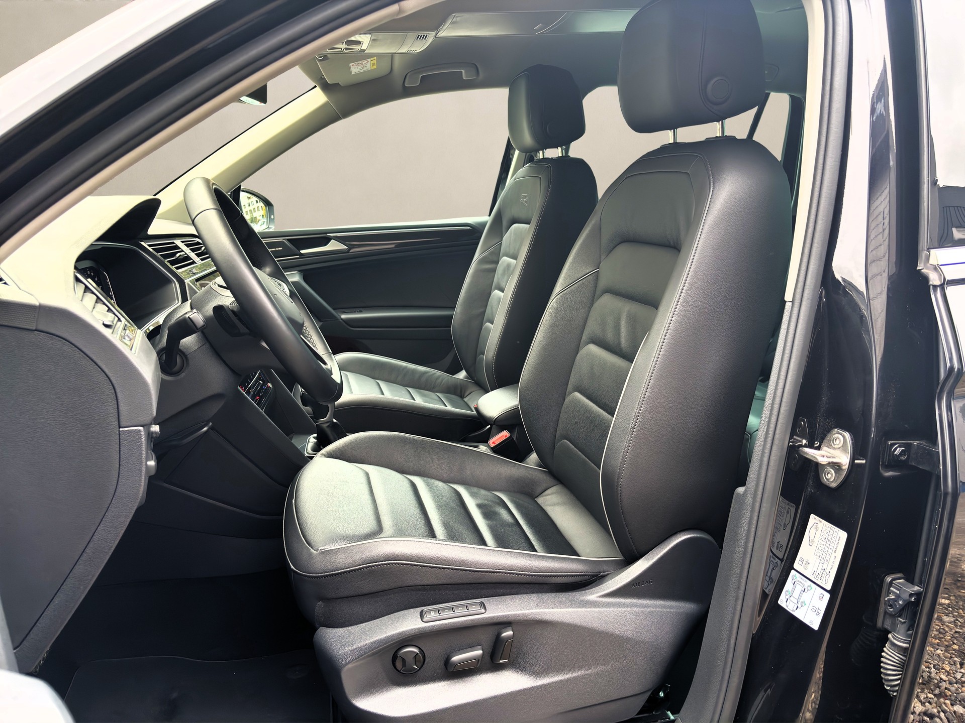 VW Tiguan 2.0 TDI SCR Elegance❗VOLLLEDER ❗4Motion DSG ✅CH-Fahrzeug & Frisch ab Service✅-image-8