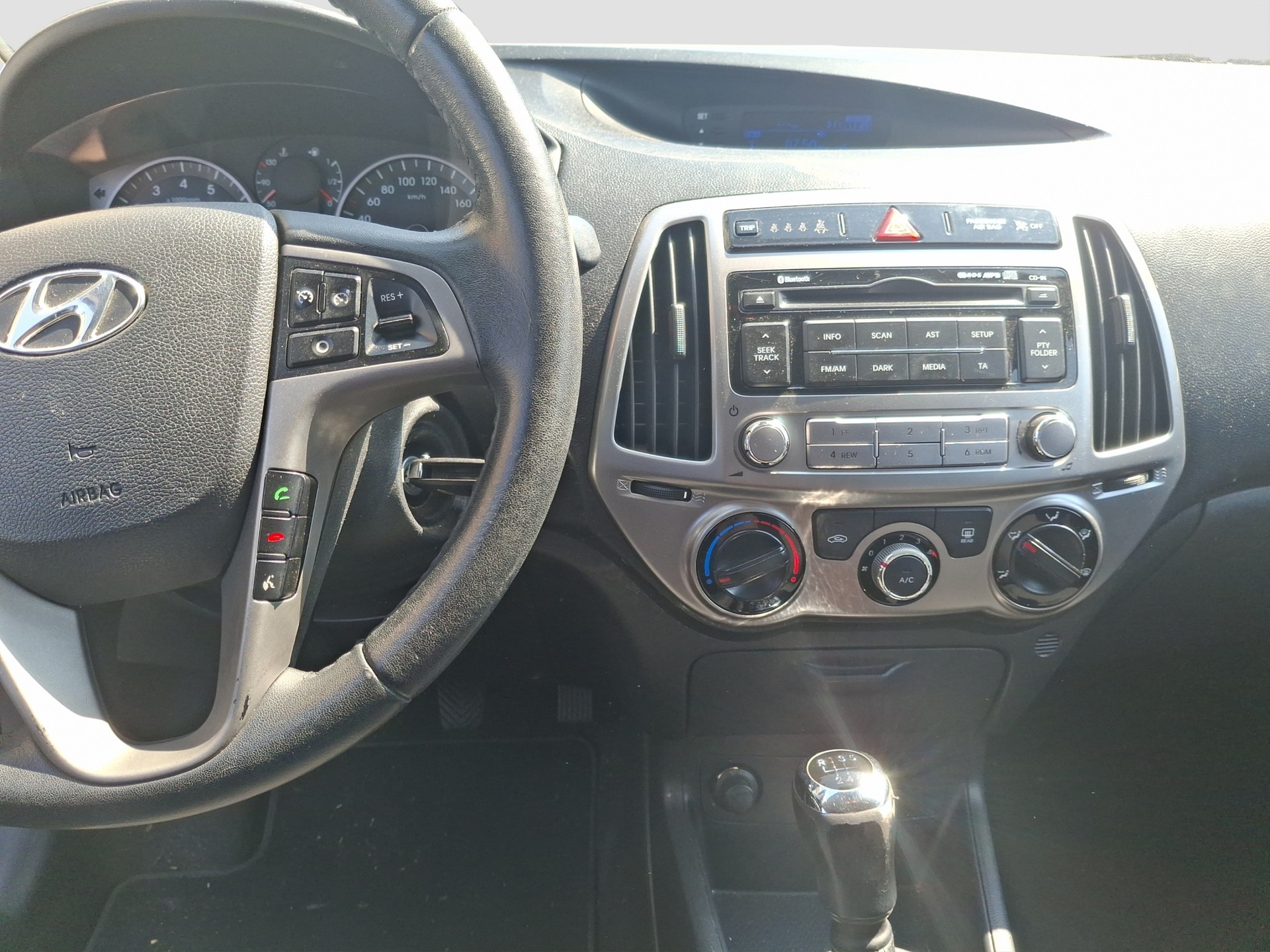 HYUNDAI i20 1.4 Amplia-image-8