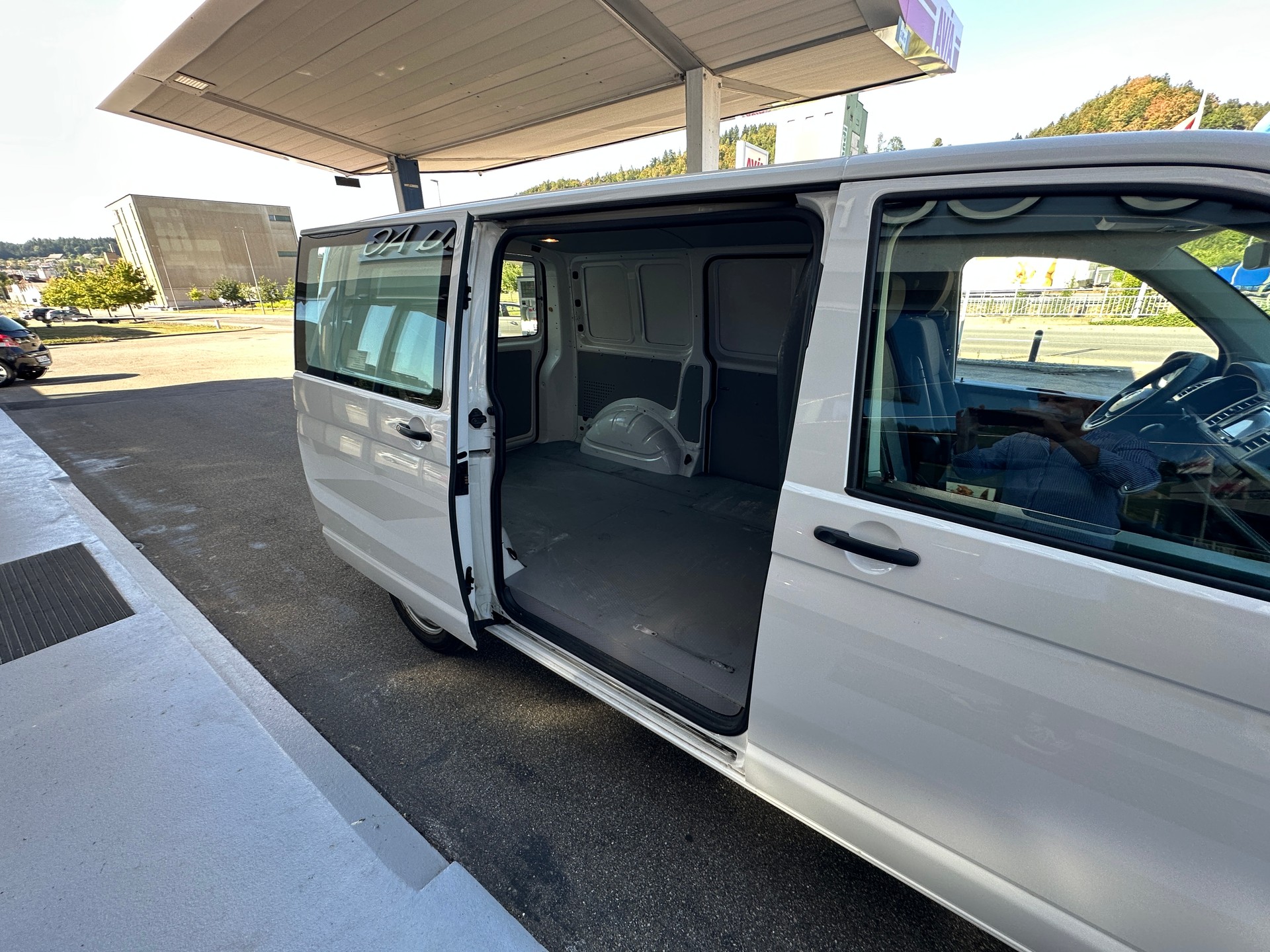 VW T6 2.0 Kasten 3000 TDI DSG 150 PS-image-4