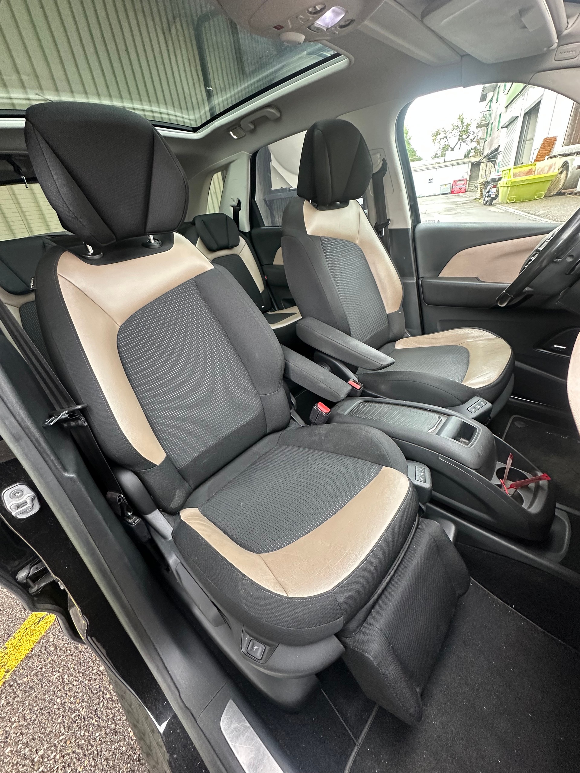 CITROEN C4 Picasso 1.6 e-HDi Exclusive ETG6-image-9